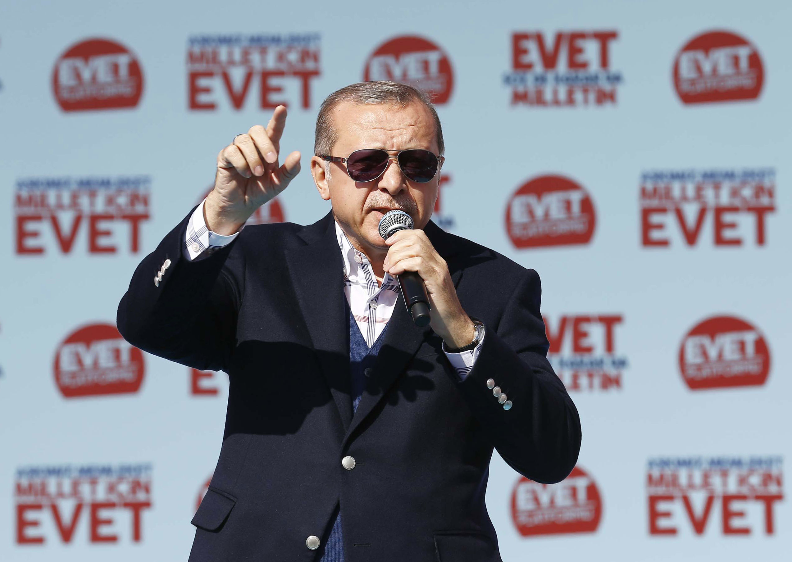 El presidente de Turquía, Tayyip Erdogan, se dirige a sus partidarios en un mitin en Esmirna, Turquía.