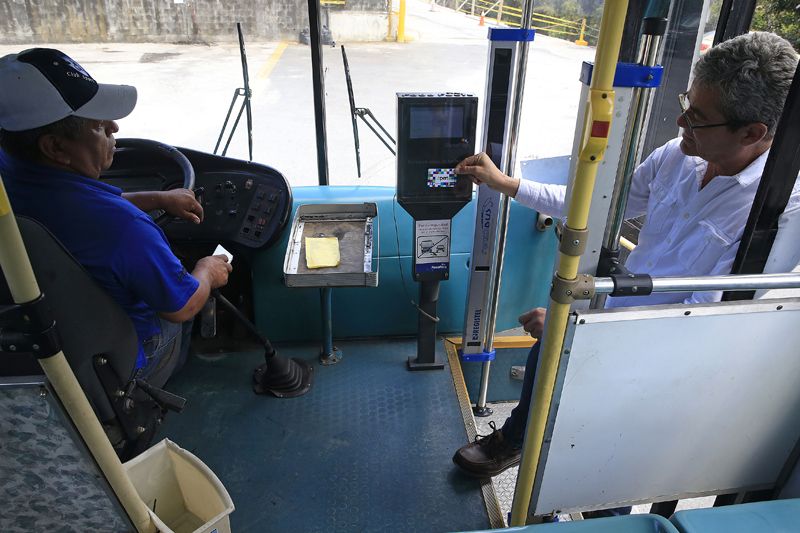 16-02-16. Curridabat. Sistema de pago electrónico en los buses de La Periférica y otros avances tecnológicos con que cuenta esta empresa. Luis Diego González Valverde (camisa blanca) y el conductor William Sánchez (camisa azul) mostraron como funciona la el sistema de cobro electrónico con la tarjeta Paga fácil. Foto: Rafael Pacheco