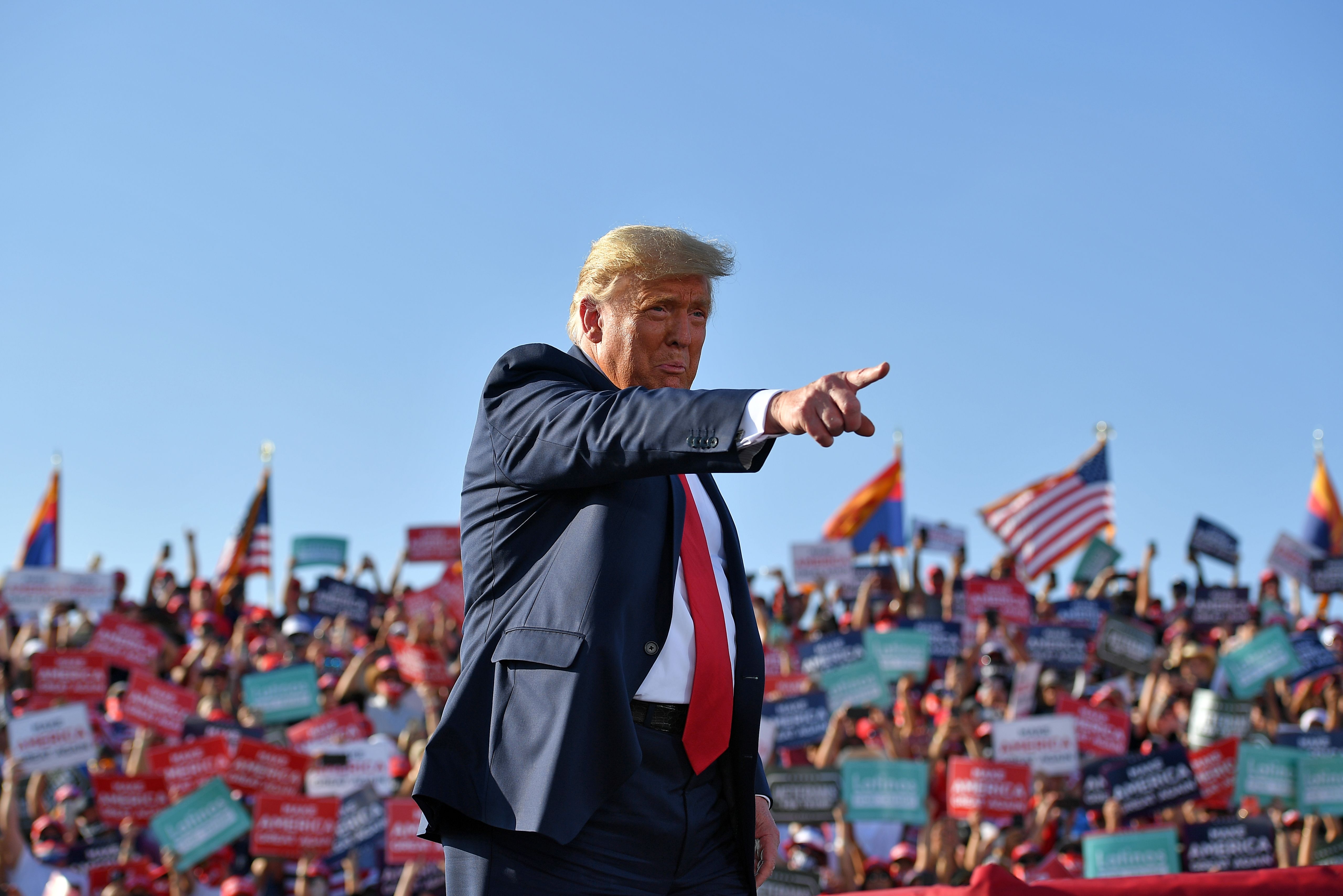 TOPSHOT - US President Donald Trump arrives for a rally at Tucson International Airport in Tucson, Arizona on October 19, 2020. - US President Donald Trump went after top government scientist Anthony Fauci in a call with campaign staffers on October 19, 2020, suggesting the hugely respected and popular doctor was an "idiot." (Photo by MANDEL NGAN / AFP)