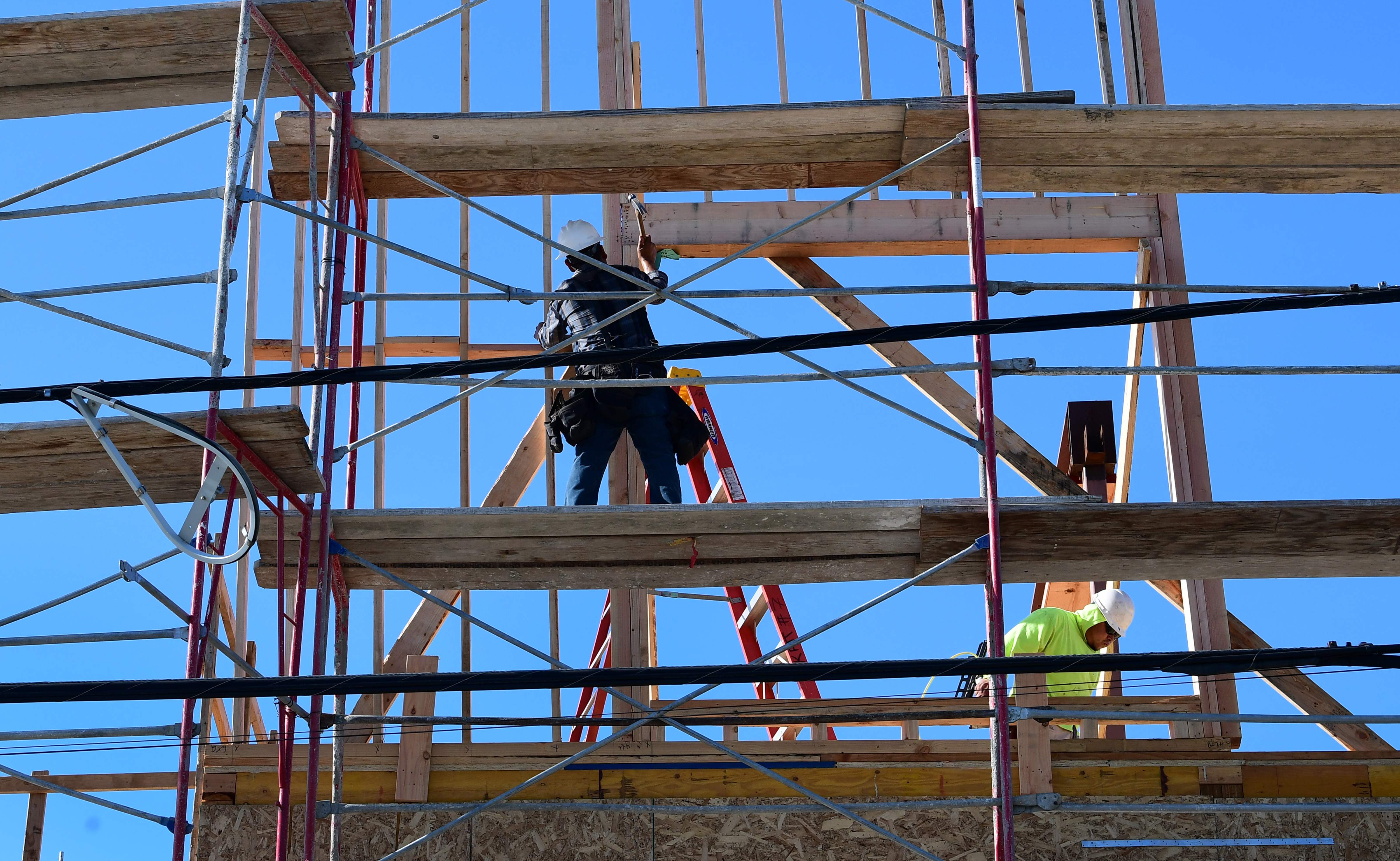 Un trabajador de la construcción labora en el levantamiento de un nuevo edificio en Los Angeles, California en marzo pasado. La recuperación económica del país estimuló el consumo y provocó un repunte en los precios. (Foto Frederic J. Brown/AFP)