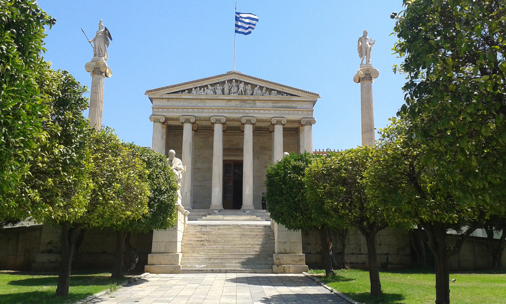 Edificio neoclásico. (1887) de la moderna Academia Nacional de Ciencias, Atenas, Grecia. Platón está representado a su izquierdaArchivo.
