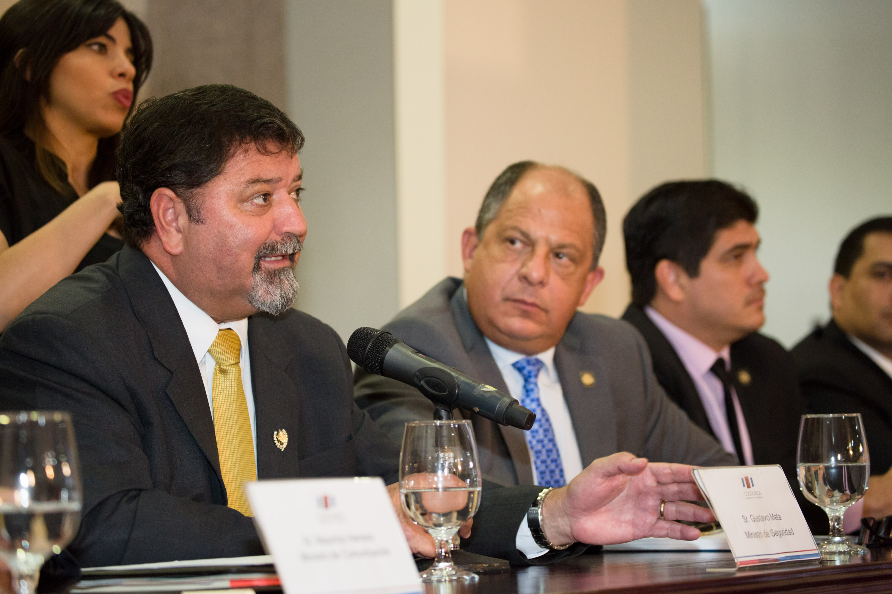 El presidente de la República, Luis Guillermo Solís (centro), respaldó a su ministro de Seguridad, Gustavo Mata (izq.), quien amenazó con renunciar en el plazo de un mes si los diputados no aprueban el impuesto a las sociedades, para financiar la contratación y equipamiento de más policías.