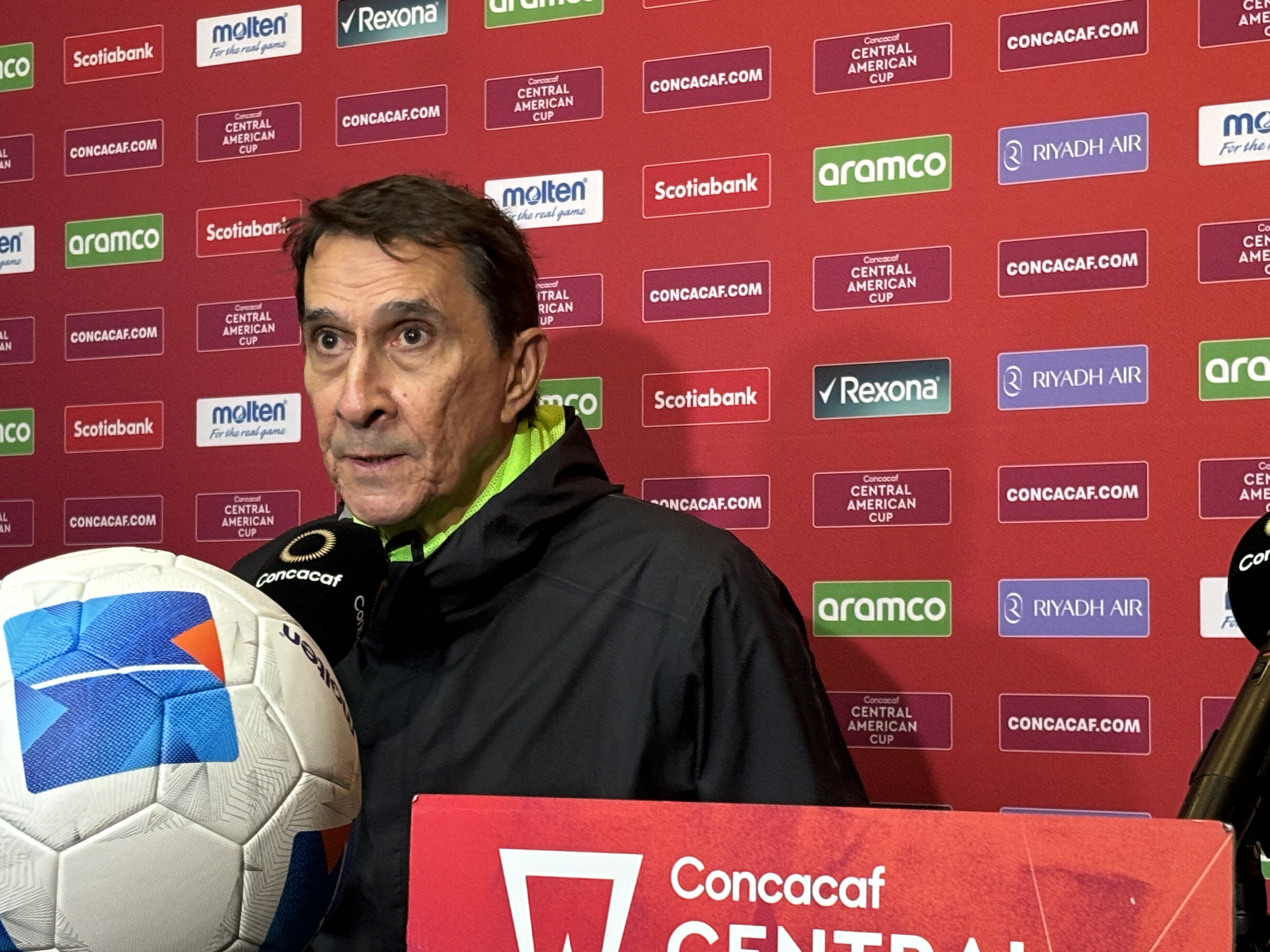 Alexandre Guimaraes atendió a la prensa en el Estadio Cementos Progreso en la víspera del partido entre Comunicaciones y Liga Deportiva Alajuelense.