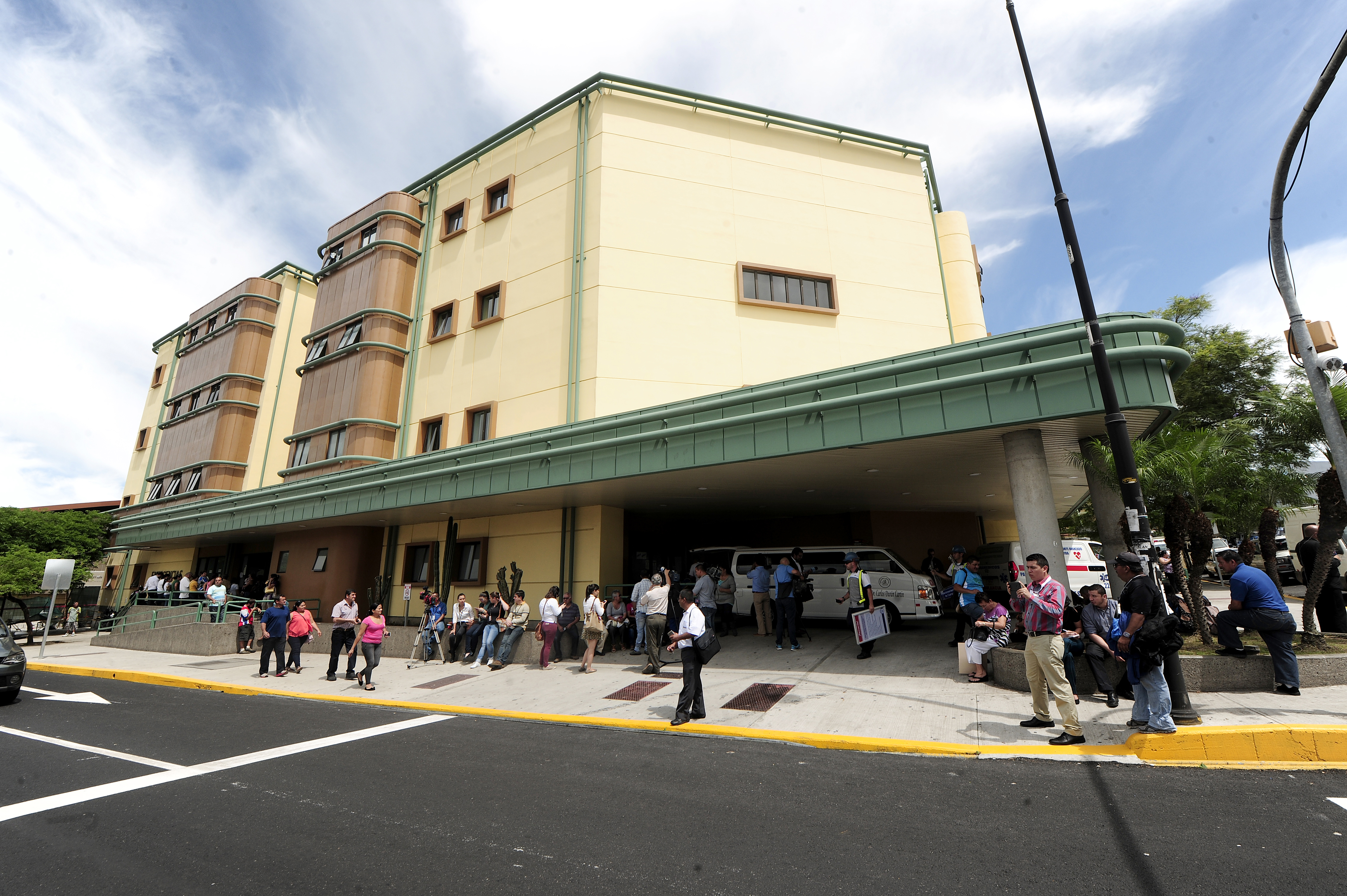 08/10/2015/San Jose/Familiares de Gerardo Cruz Barquero, estuvieron en las afueras del Hospital Calderón Guardia a la espera de noticias sobre su salud, Gerardo quien fuera apuñalado la noche anterior y que se encuentra en estado critico fue quien realizó un video donde un hombre presuntamente graba con su celular a una mujer en San José/en la foto la fachada de emergencias del Hospital Calderón Guardia/Fotografia: JOHN DURAN