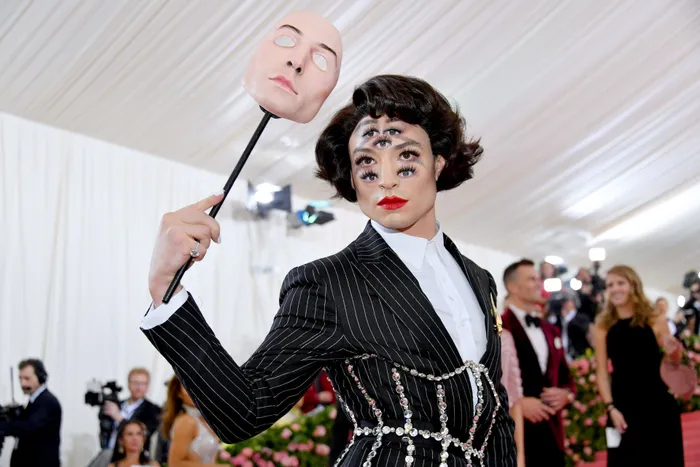 El siempre polémico Ezra Miller sorprendió en el 2019 con nueve ojos en su cara. Foto: AFP