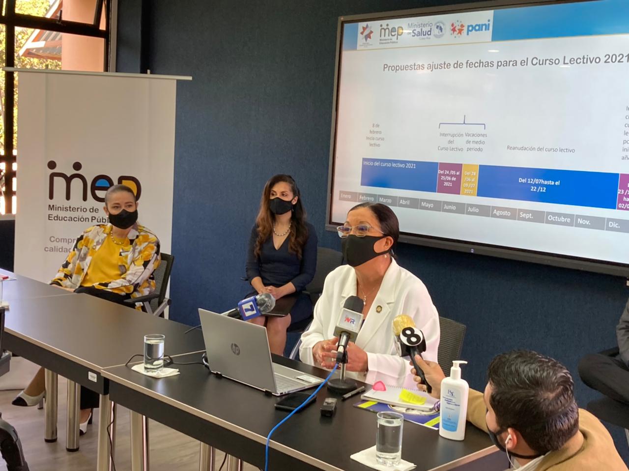 La ministra de Educación, Guiselle Cruz, aseguró que la suspensión del curso es para colaborar con el Gobierno a disminuir la movilidad de personas y así reducir la cantidad de casos de covid-19 a nivel nacional. Foto: MEP