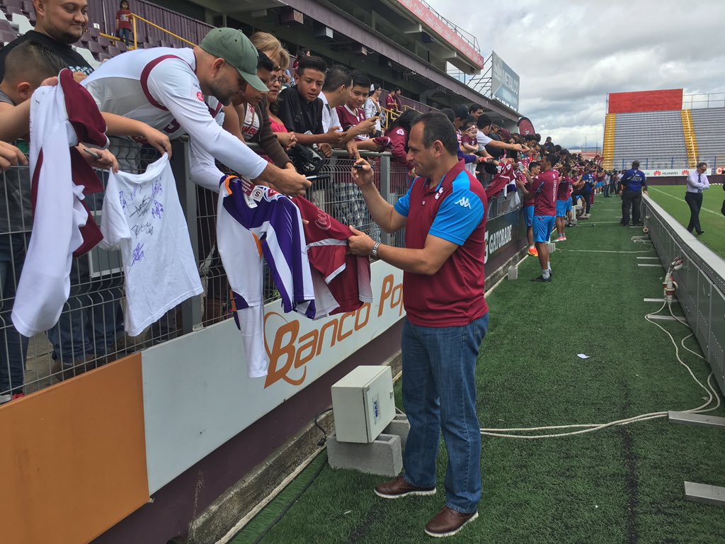 José Francisco Porras firmó autógrafos a muchos de los aficionados que llegaron este jueves a La Cueva.