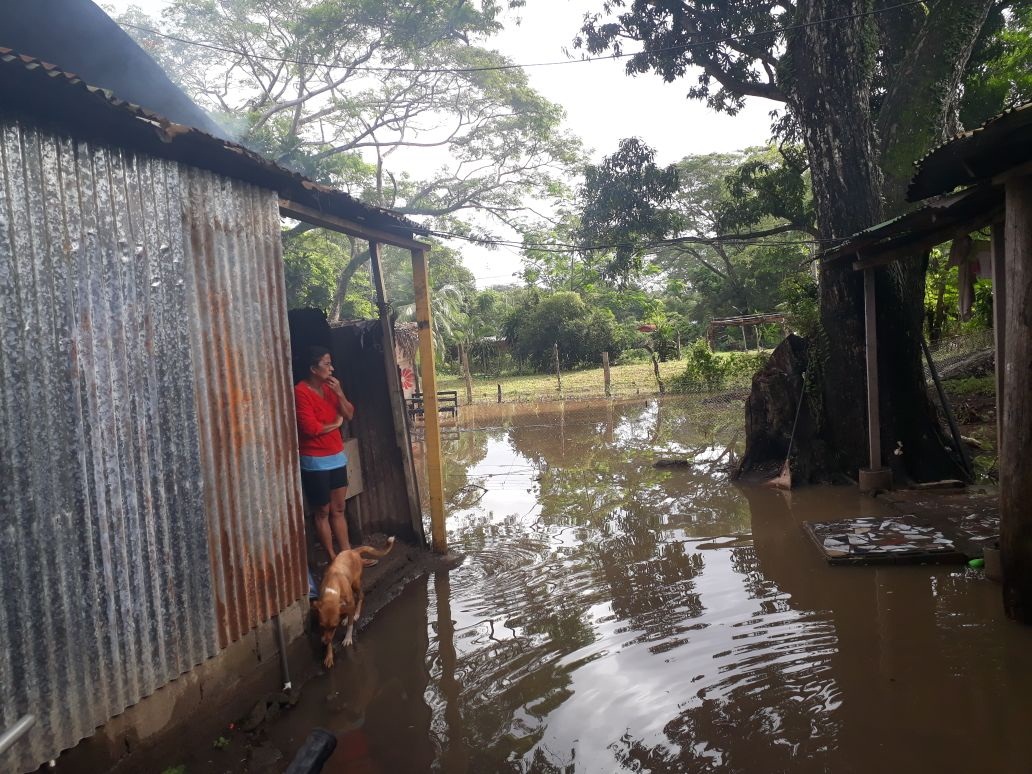 Esta es la comunidad de Playa Azul localizada cerca del río Tárcoles (cantón de Garabito, Puntarenas). El desbordamiento del río anegó amplias áreas donde habitan familias en la zona.