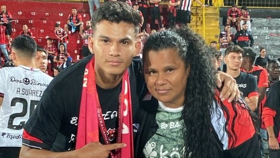 Deylan Aguilar y Wendy Casares festejaron cuando Liga Deportiva Alajuelense se proclamó bicampeón de la Copa Centroamericana de Concacaf.