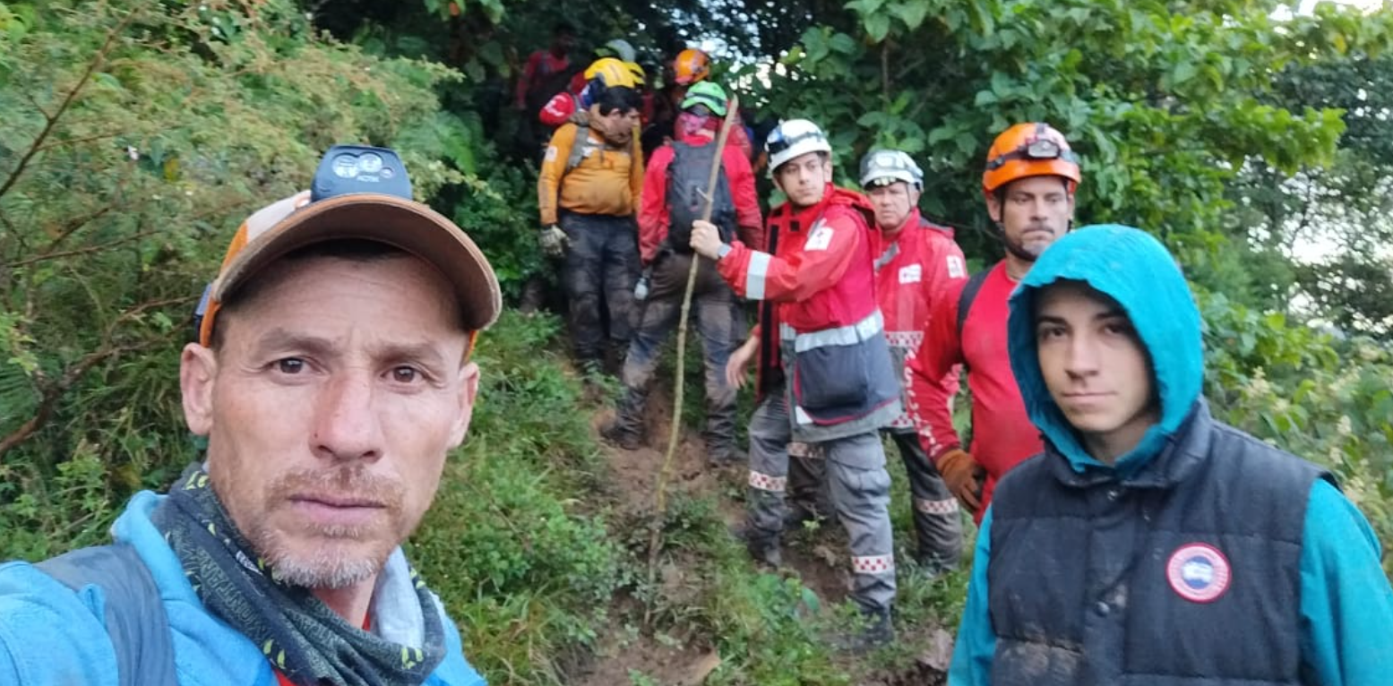Neruda Céspedes
Ultramaratonista que estuvo en el rescate de Paola Amador, tras accidente de aviación en Cerro Pico Blanco, Escazú.
27 de noviembre del 2024
Cortesía: Neruda Céspedes