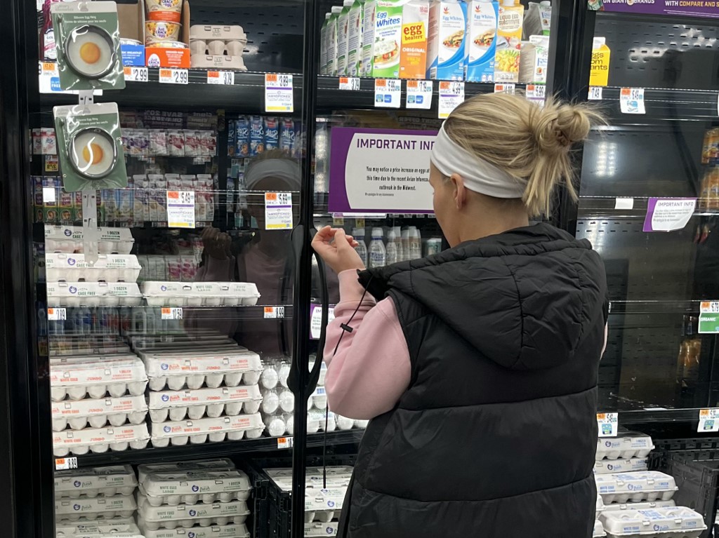 Una mujer observa el precio de huevos en un supermercado en Estados Unidos.