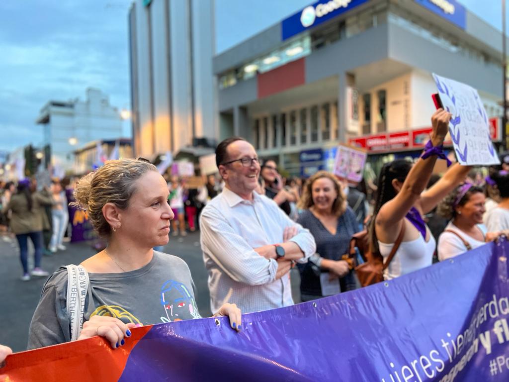 El jefe de la fracción del PLP, Eliécer Feinzaig, asistió nuevamente a la marcha del Día Internacional de las Mujeres, junto con su esposa, Rosalía Waisman. Foto: Cortesía PLP.