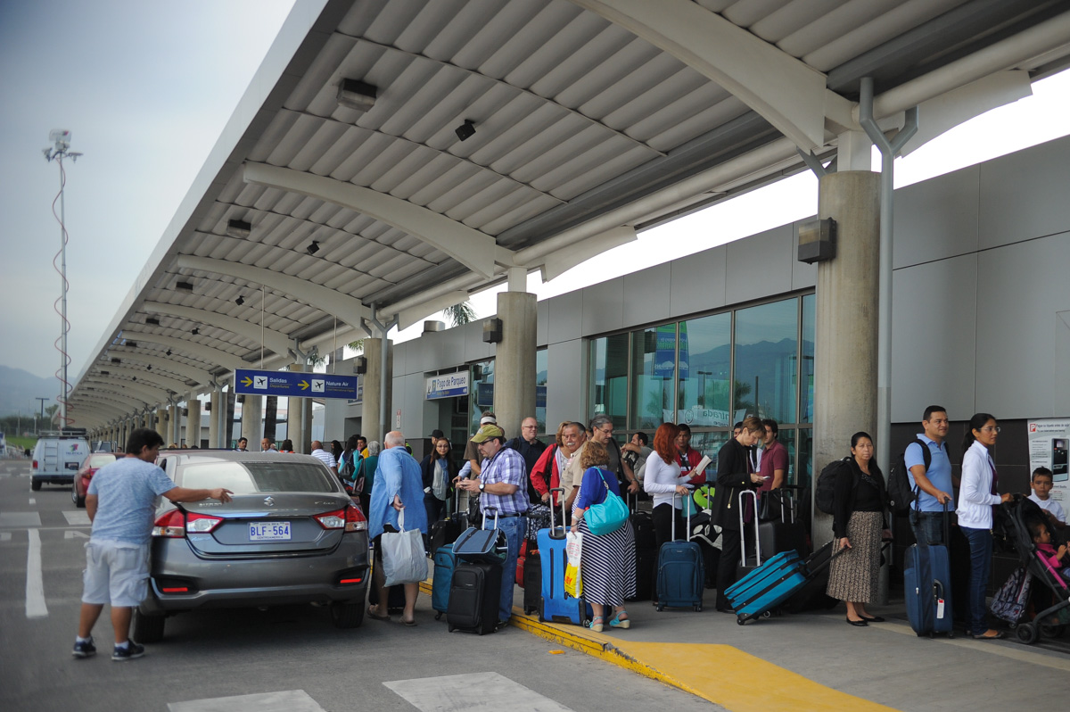 En el aeropuerto internacional Juan Santamaría varios pasajeros llegaron esta mañana a hacer largas filas.