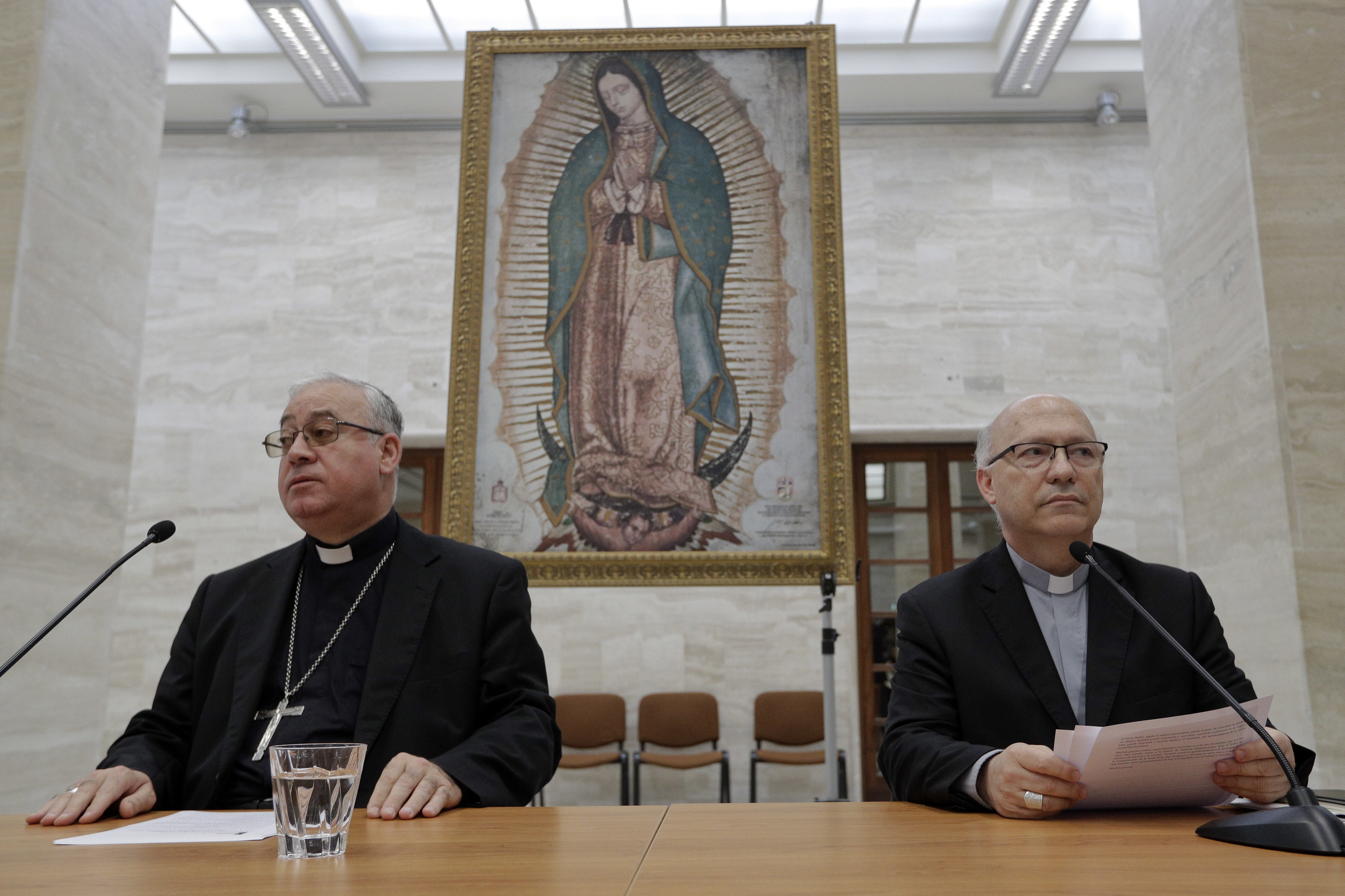 En la foto los portavoces de la Conferencia Episcopal de Chile, los obispos Fernando Ramos (derecha) e Ignacio González (izquierda). Foto: AP