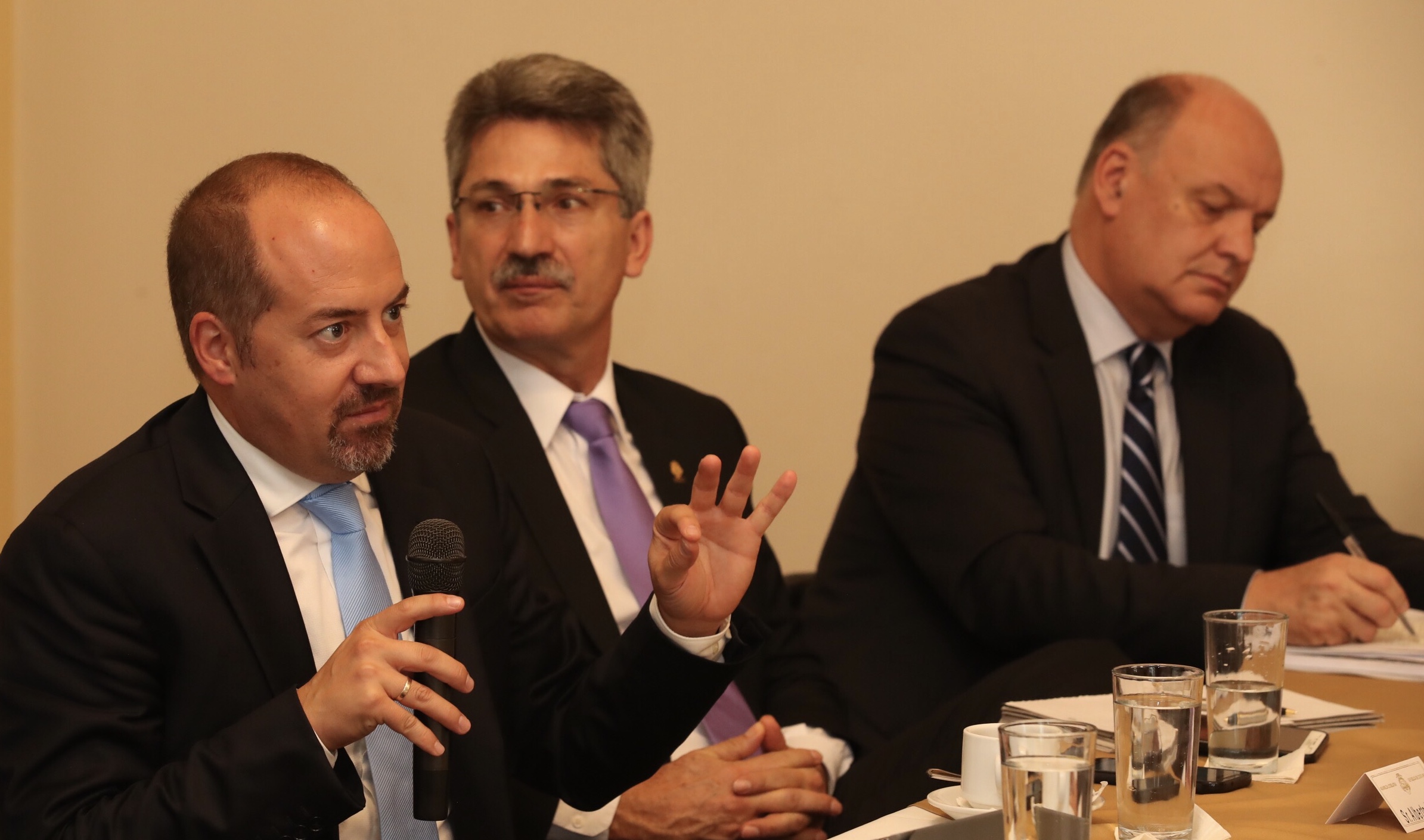 05/06/2018 San José. Foro Ruta de la Sostenibilidad Fiscal con representantes del OCDE en la Asamblea Legislativa. Álvaro Pereira junto Welmer Ramos del PAC y el ministro de la Presidencia Rodolfo Piza. Fotografia: Graciela Solis