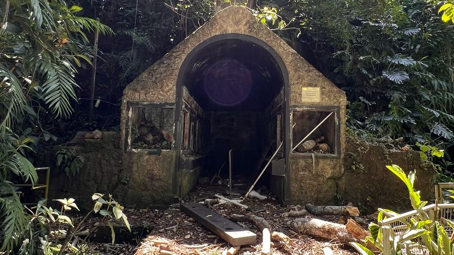 De lejos, una estructura que se asemeja una casa a la que le robaron las ventanas.