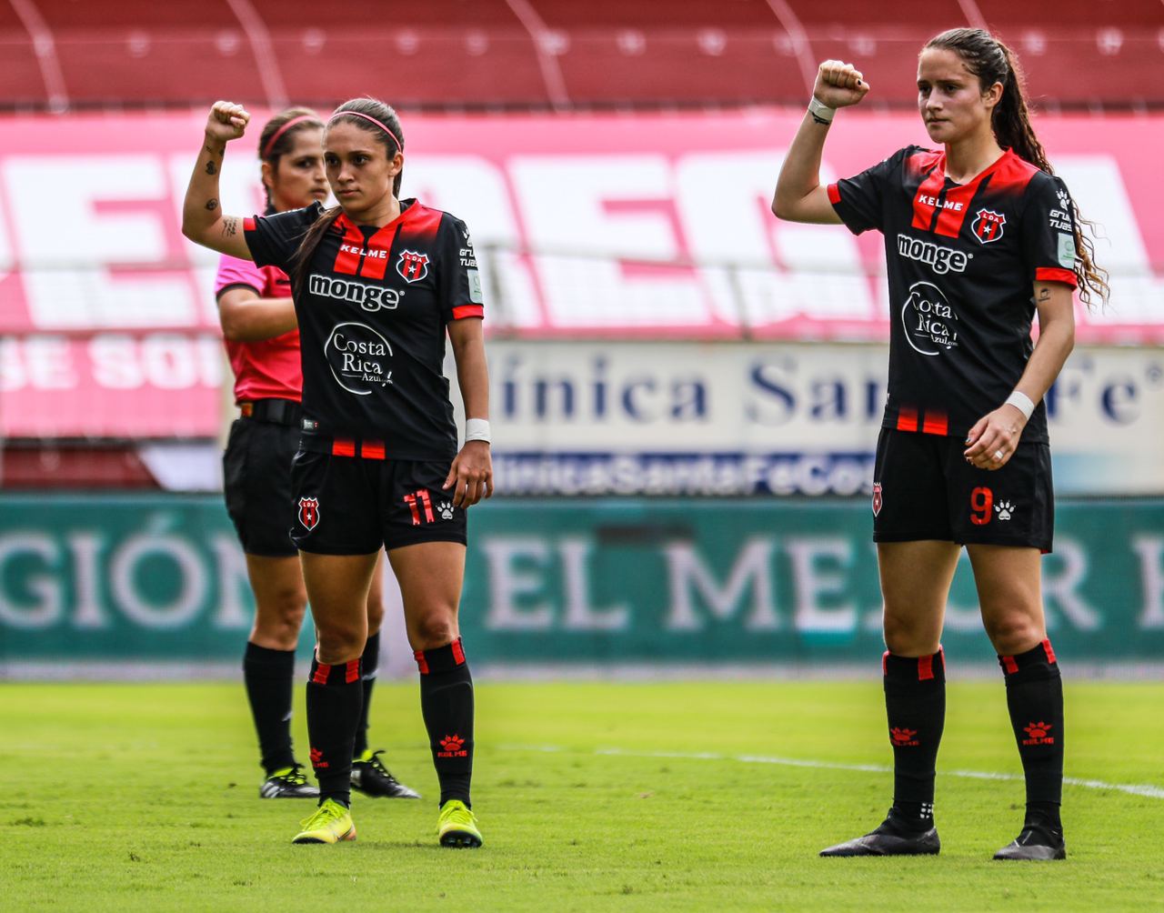 Priscila Chinchilla y María Paula Salas enviaron el mensaje contundente de #NiUnaMenos. Fotografía: Rubén Murillo / Prensa Alajuelense