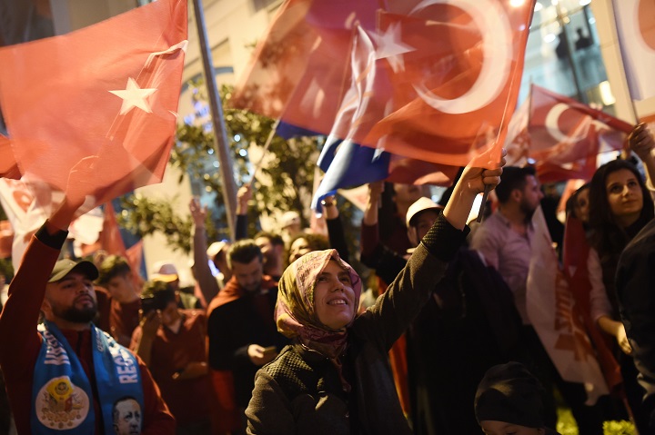 Simpatizantes del Sí a la reforma constitucional en Turquía