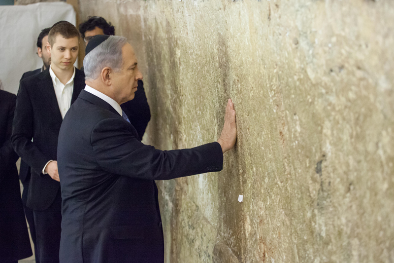 El primer ministro israelí, Benjamín Netanyahu, visitó ayer el Muro de las Lamentaciones en Jerusalén. Netanyahu se impuso en los comicios celebrados el martes con una clara victoria sobre sus rivales. | EFE
