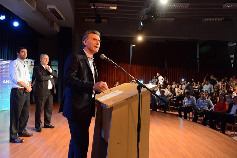 El presidente de Argentina, Mauricio Macri, dirigió el jueves un mensaje durante un acto de entrega de diplomas a jóvenes destacados académicamente en la ciudad de Posadas, provincia de Misiones. | EFE