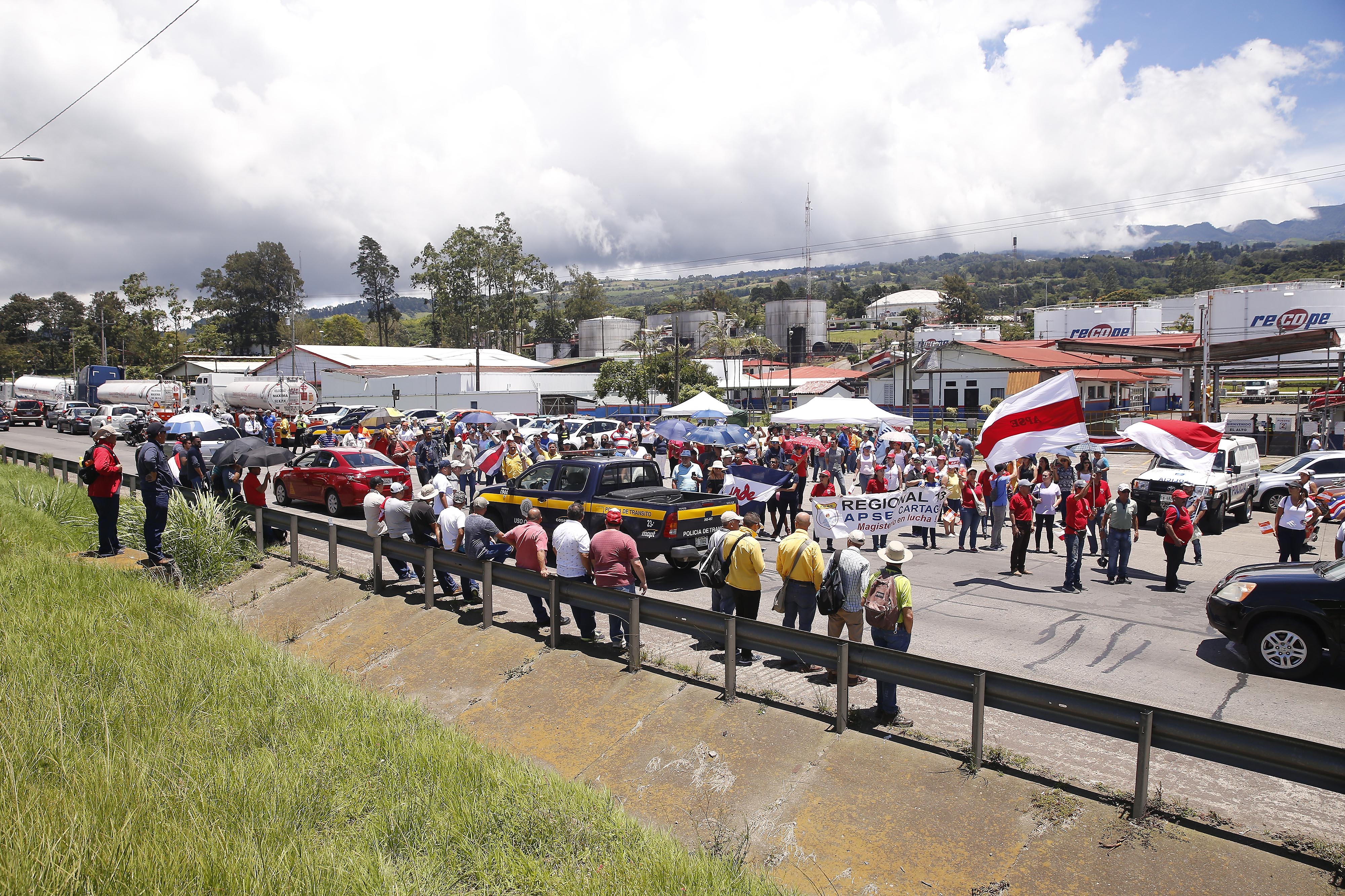 11/09/2018. Ochomogo. Cartago. Un grupo de manifestantes impide el abastecimiento de combustible de camiones cisterna en el plantel de RECOPE en Ochomogo de Cartago. En la foto: Largas filas de camiones esperan ingresar a rehabastecerse de combustible. Frente al plantel de Recope se concentró un grupo importante de manifestantes que se oponen a la aprobación del Plan Fiscal. El grupo bloqueó por lapsos cortos la autopista Florencio del Castillo causando grandes embotellamientos. Foto: Albert Marín