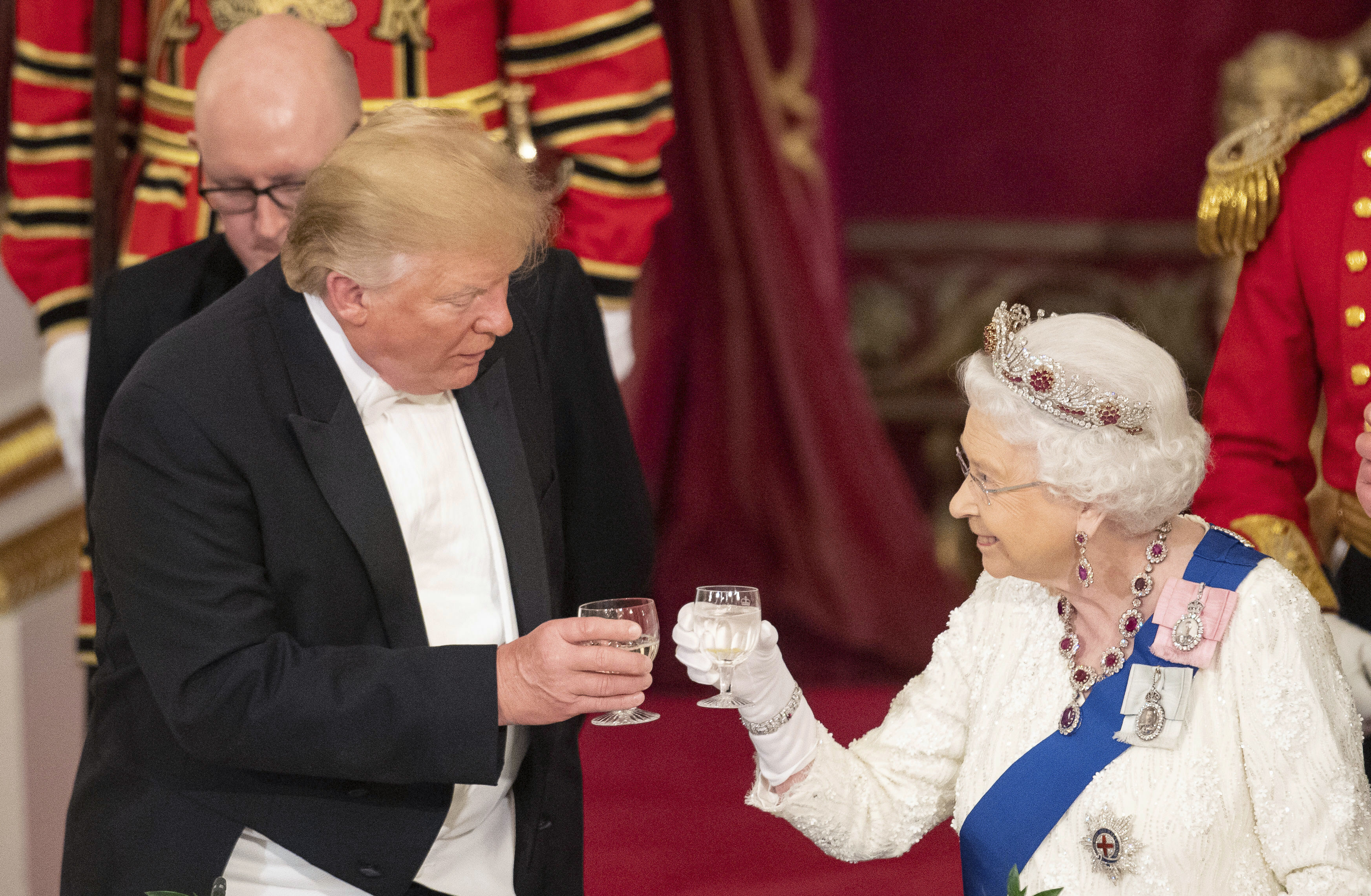 El presidente Donald Trump brinda con la reina Isabel II, durante el banquete, en el Palacio de Buckingham, en Londres, el 3 de junio del 2019. Foto: AP