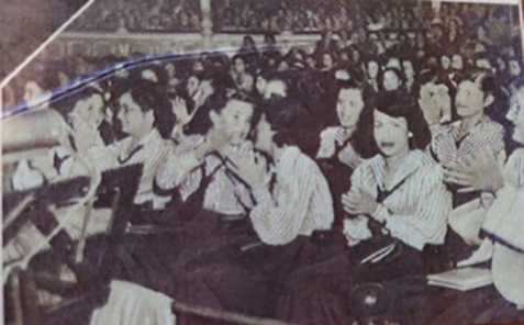 Estudiantes del Colegio Superior de Señoritas en una de las presentaciones de la Lope de Vega en el Teatro Nacional. Tomado de Teatro de España en América. 1951.
