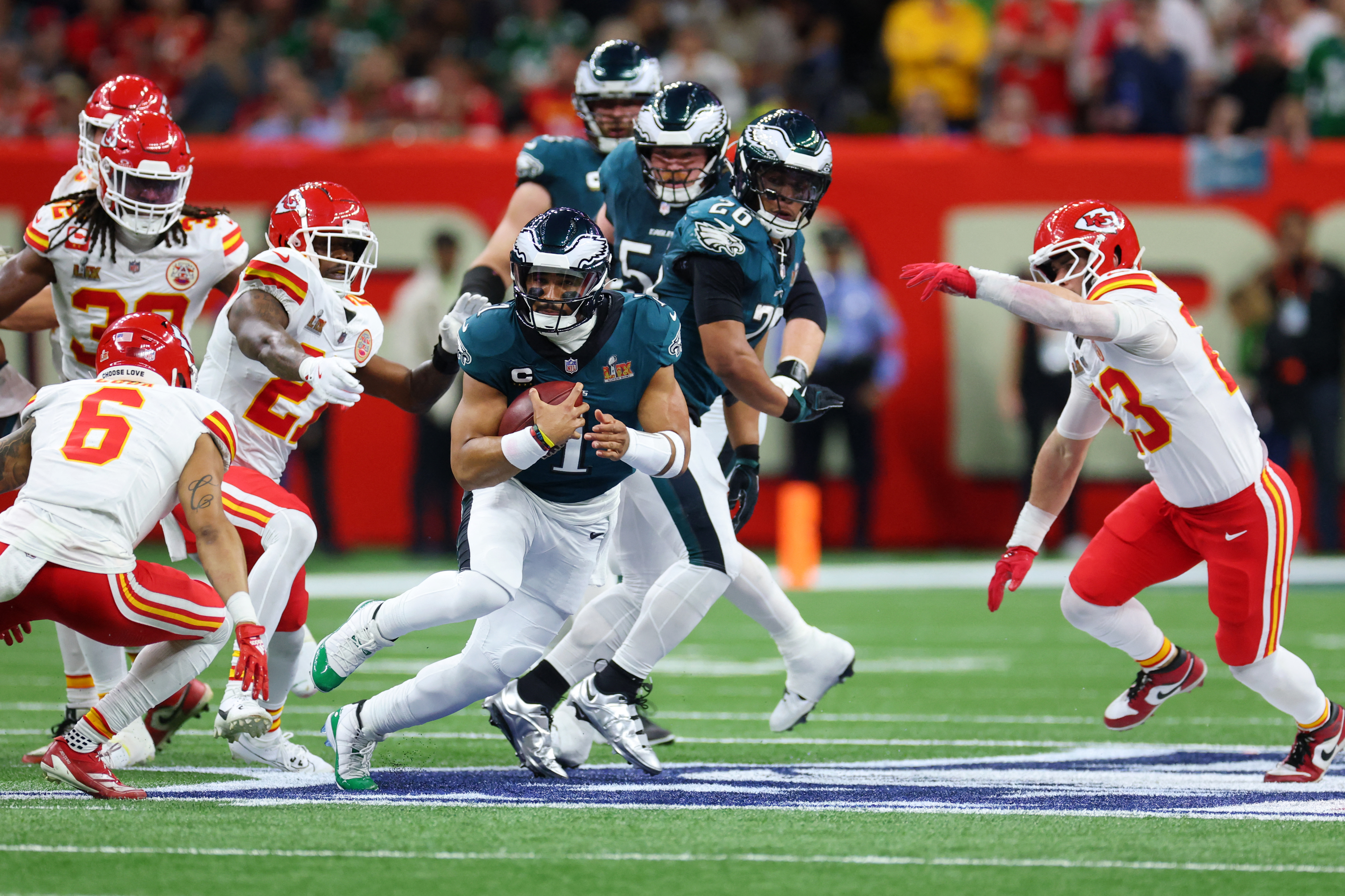 NEW ORLEANS, LOUISIANA - FEBRUARY 09: Jalen Hurts #1 of the Philadelphia Eagles runs with the ball while being chased by Bryan Cook #6 of the Kansas City Chiefs in the first quarter during Super Bowl LIX at Caesars Superdome on February 09, 2025 in New Orleans, Louisiana. Gregory Shamus/Getty Images/AFP (Photo by Gregory Shamus / GETTY IMAGES NORTH AMERICA / Getty Images via AFP)