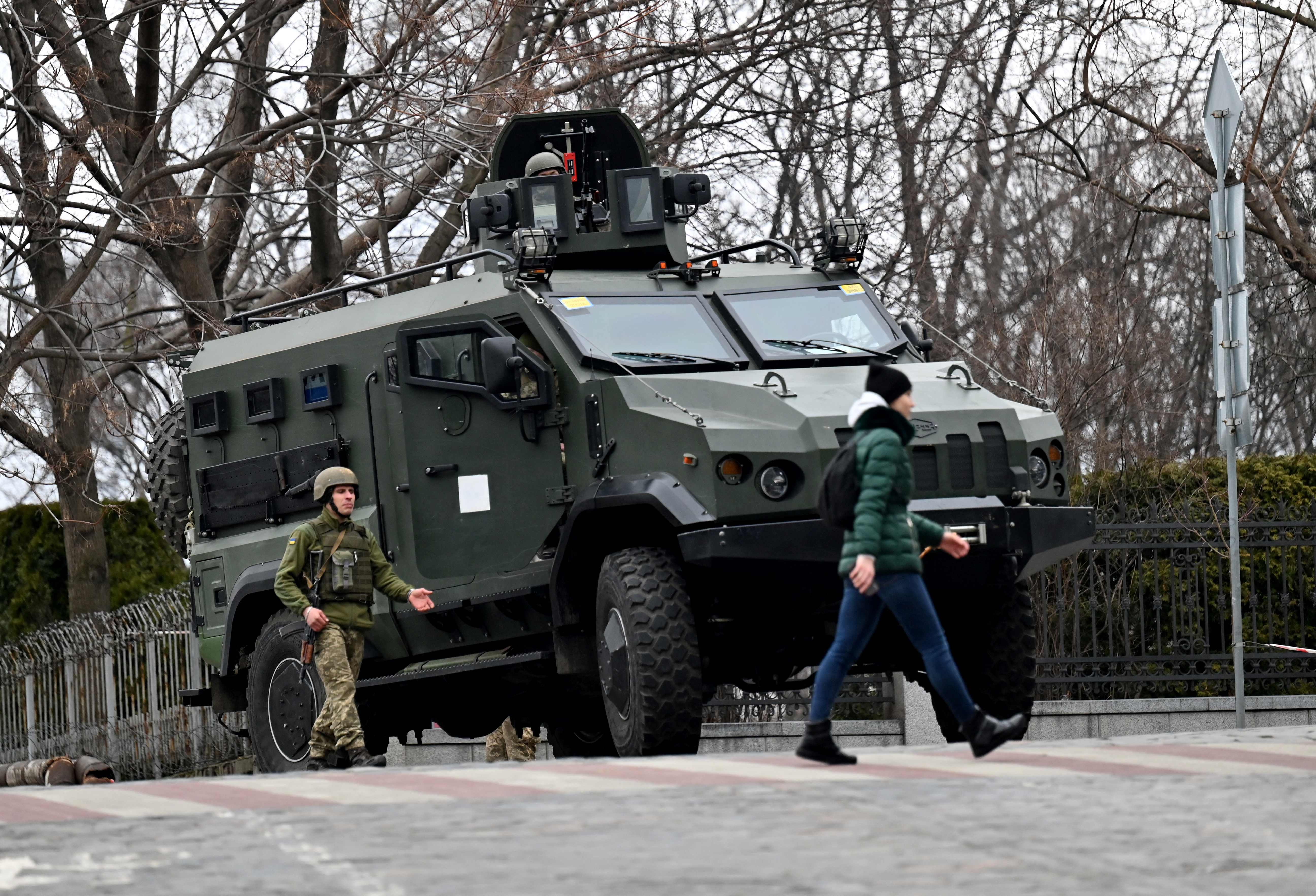 Ukrainian Military Forces servicemen block a road in the so-called government quarter in Kyiv on February 24, 2022 as Russia's ground forces invaded Ukraine from several directions today, encircling the country within hours of Russian President announcing his decision to launch an assault. - Heavy Russian tanks and other equipment crossed the frontier in a string of northern regions as well as from the Kremlin-annexed peninsula of Crimea in the south. They were also advancing into the Western-backed government's territory along the eastern front, where a separatist insurgency has claimed more than 14,000 lives since 2014. (Photo by Sergei SUPINSKY / AFP)