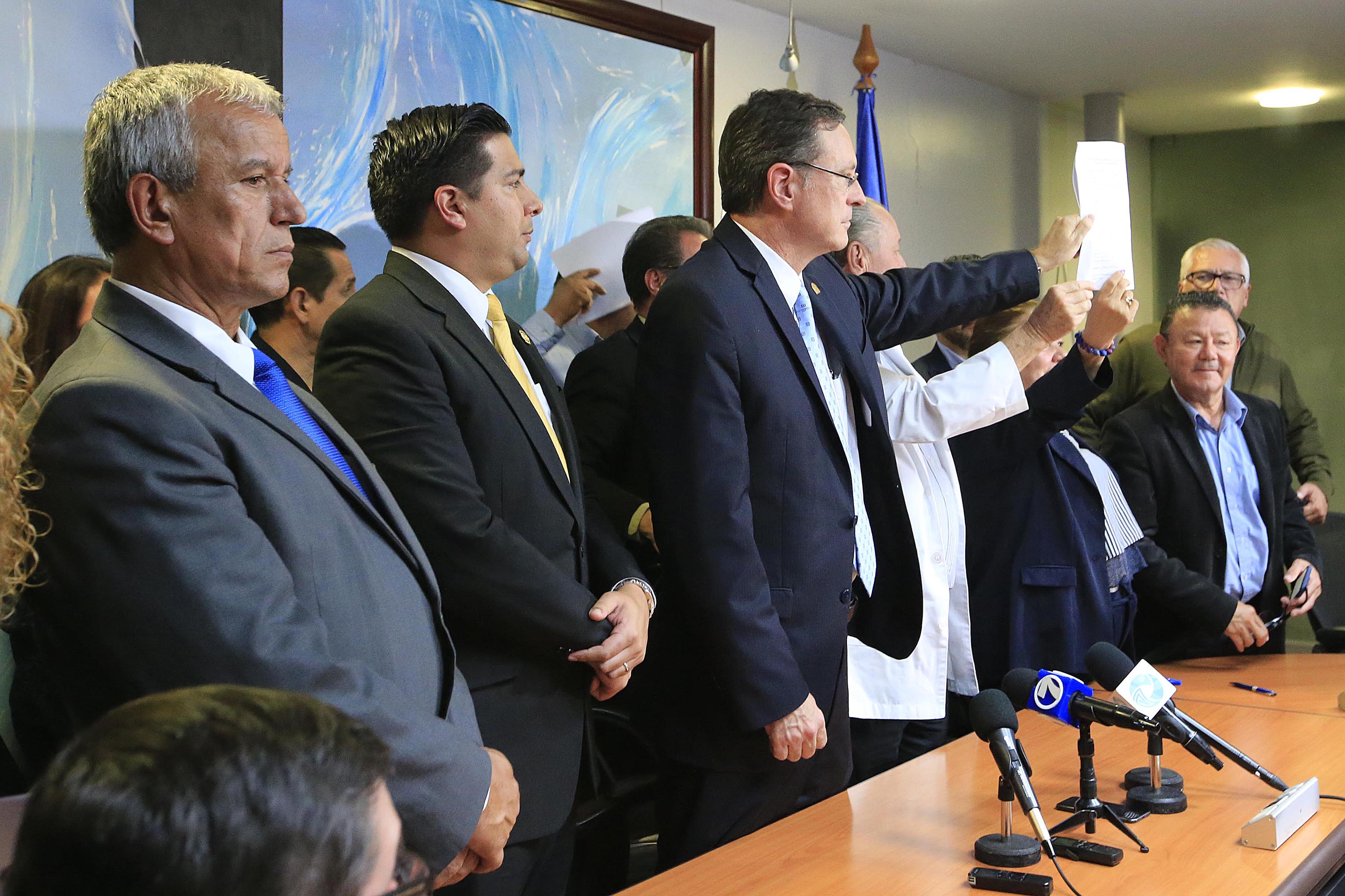 12/08/2019 Caja Costarricense de Seguro Social. Reunión entre sindicatos y autoridades de la CCSS sobre huelga en el sector salud. Estuvieron presentes como representantes del gobierno, los ministros de la Presidencia y Trabajo: Victor Morales Mora y Steven Núnez, respectivamente, así como el presidente de la Caja, Román Macaya. También, entre otros, Lenin Hernández, secretario general del Sindicato Nacional de Enfermería A las 6:00 p,m. Se anunció acuerdo para deponer la huelga. Foto: Rafael Pacheco
