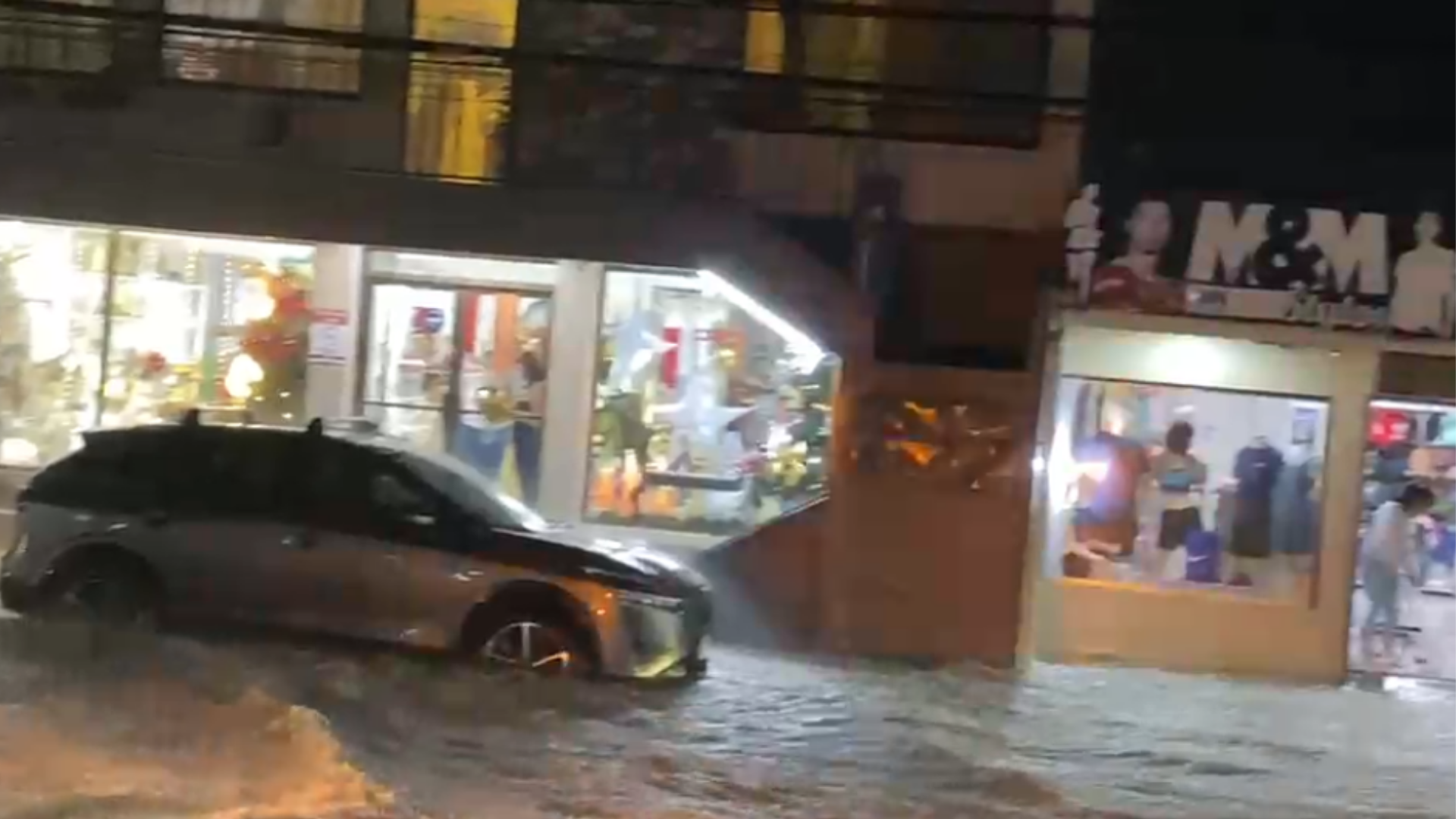 Las fuertes lluvias provocaron inundaciones en el centro de Aguas Zarcas, San Carlos, donde el agua cubrió las calles y dificultó el paso de vehículos.
