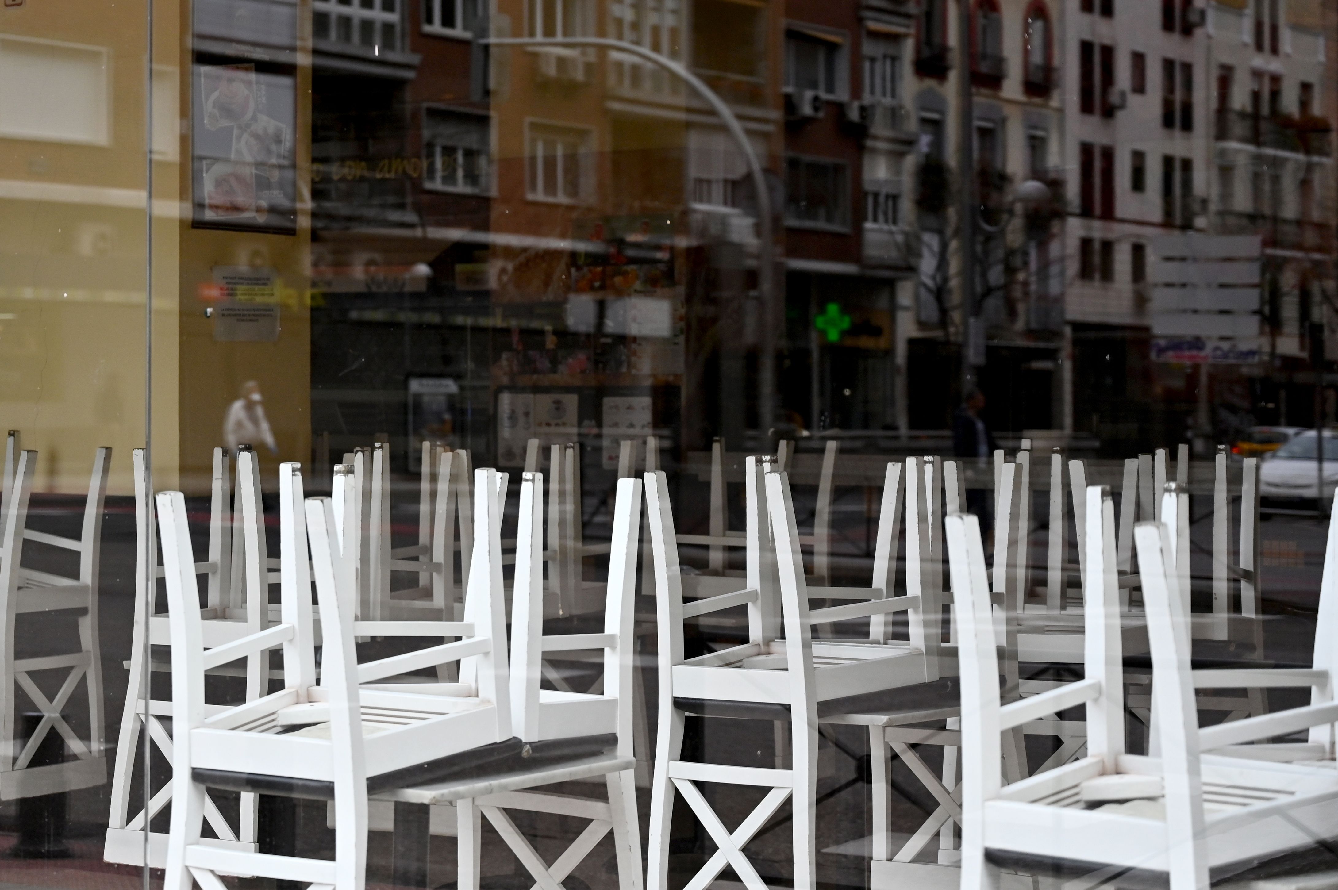 Chairs remain on tables inside a closed restaurant in Madrid on April 6, 2020 during a national lockdown to prevent the spread of the COVID-19 disease. - Spain saw a fourth consecutive daily drop in the number of coronavirus-related deaths with 637 fatalities recorded over the past 24 hours, official figures showed. The health ministry said the number, the lowest in 13 days, brought the total number of deaths to 13,055, second only to Italy. The number of new infections also slowed, rising 3.3 percent to 135,032, down from a rise of 4.8 percent the day before. (Photo by Gabriel BOUYS / AFP)