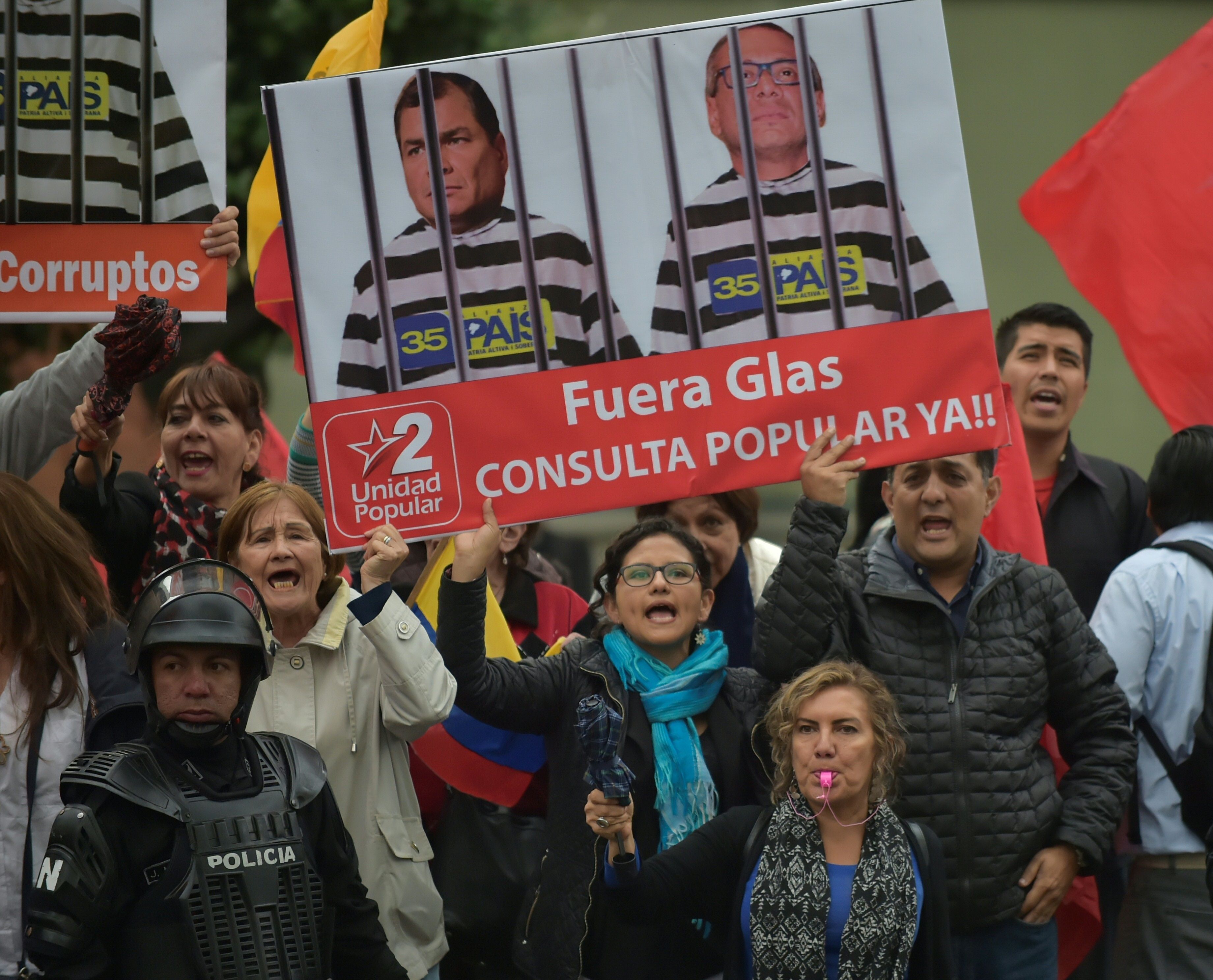 Opositores del vicepresidente de Ecuador, Jorge Glas, se manifestaron con pancartas en las afueras de la Corte Nacional de Justicia de Quito.