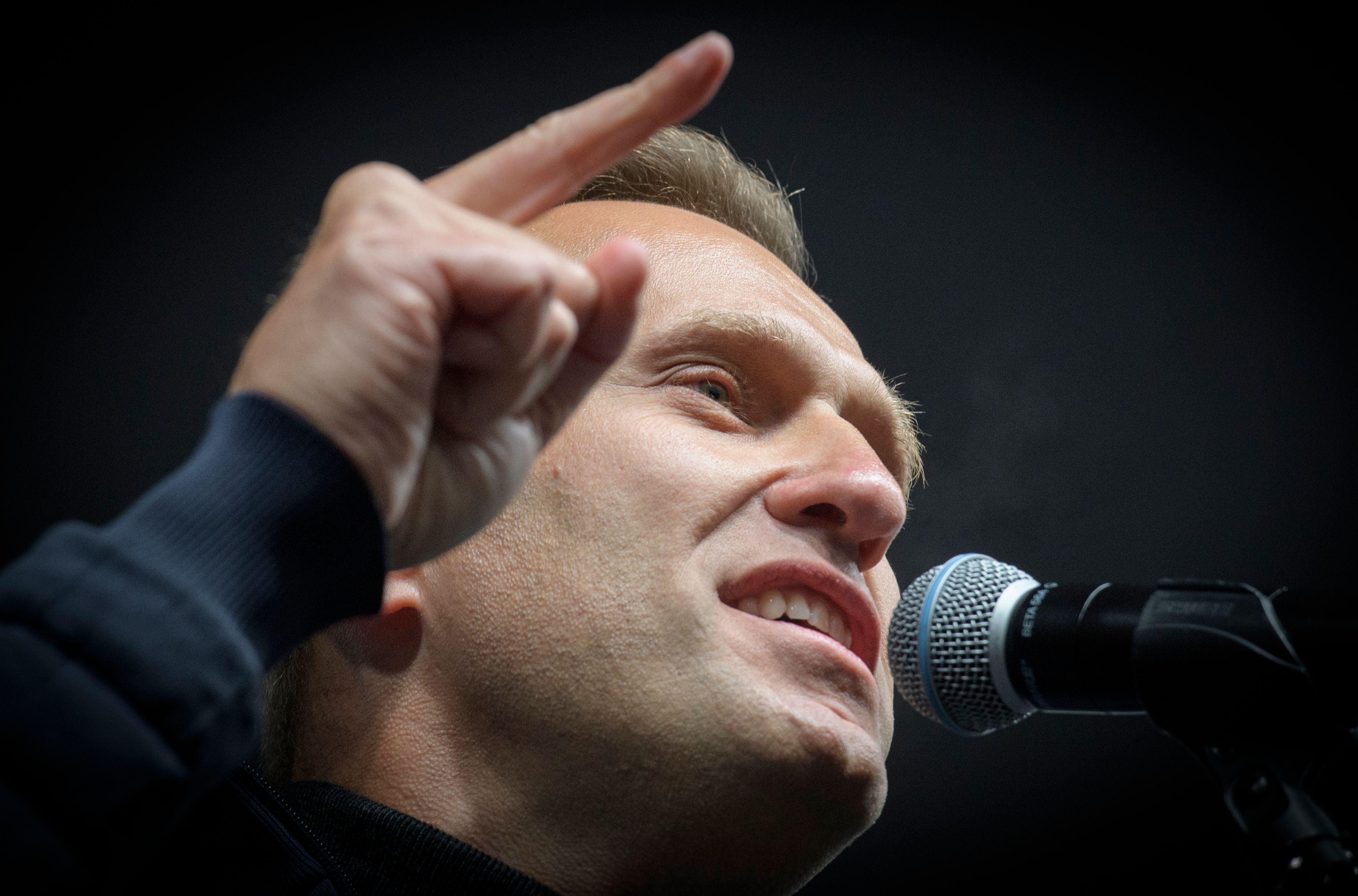 (FILES) In this file photo taken on September 29, 2019 Russian opposition leader Alexei Navalny delivers a speech during a demonstration in Moscow. - Navalny's test results 'indicate poisoning' and long-term effects 'cannot be ruled out', Berlin hospital on August 24, 2020 said. (Photo by Yuri KADOBNOV / AFP)