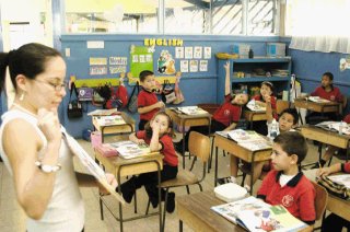 La mejora en la habilidad de un profesor para comprender y conversar en inglés eleva la calidad de la enseñanza que reciben los alumnos.
| ARCHIVO