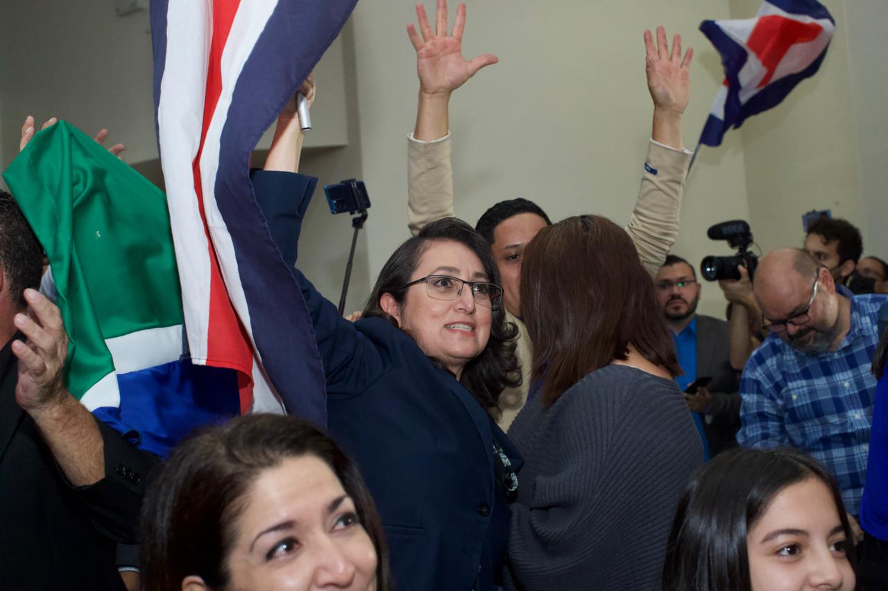 Los simpatizantes del Partido Progreso Social Demócrata celebraron los resultados favorables para su candidato Rodrigo Chaves. Foto: José Cordero