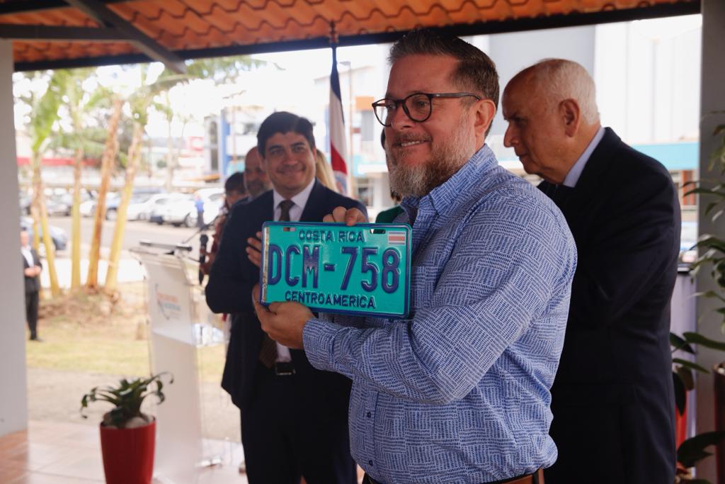 Carlos Wálker Uribe, propietario de un vehículo eléctrico modelo Nissan Leaf, recibió de manos del presidente Carlos Alvarado (atrás a la izquierda) y Rodolfo Méndez, ministro de Transportes, la primera placa verde para carros como el suyo / Álbert Marín.