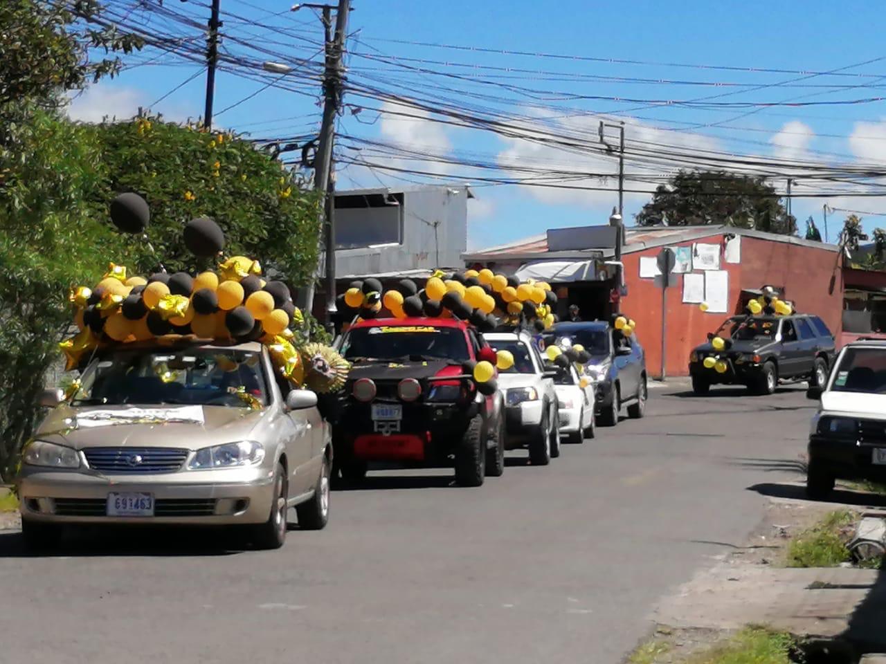 Video Caravanas de graduaci n est n llenas de alegr a l grimas