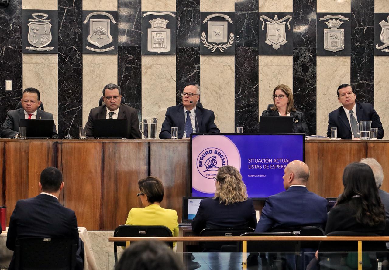 Autoridades de la CCSS, Salud, Defensoría y Colegio de Médicos dan cuentas a los magistrados sobre listas de espera. En la foto, los magistrados (de izq a der) Luis Fernando Salazar Paul Rueda, Fernando Castillo, Nancy Hernández y Jorge Araya García. Foto: John Durán