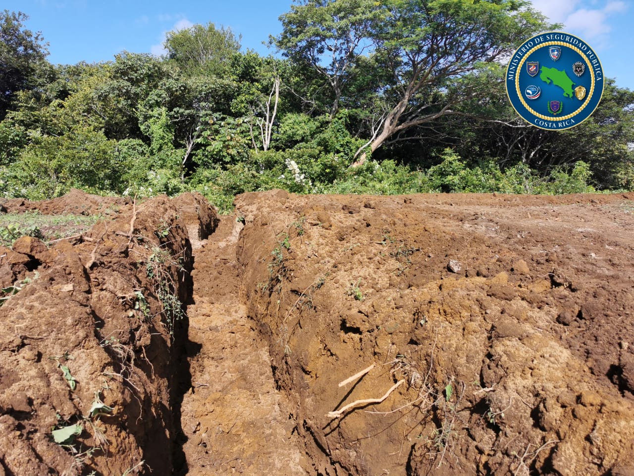 Dos pistas clandestinas para el aterrizaje de avionetas fueron inhabilitadas este viernes en un trabajo conjunto que efectuaron el Ministerio de Seguridad Pública y otras dependencias, en algún lugar del cantón de Bagaces, en Guanacaste. Fotos de MSP