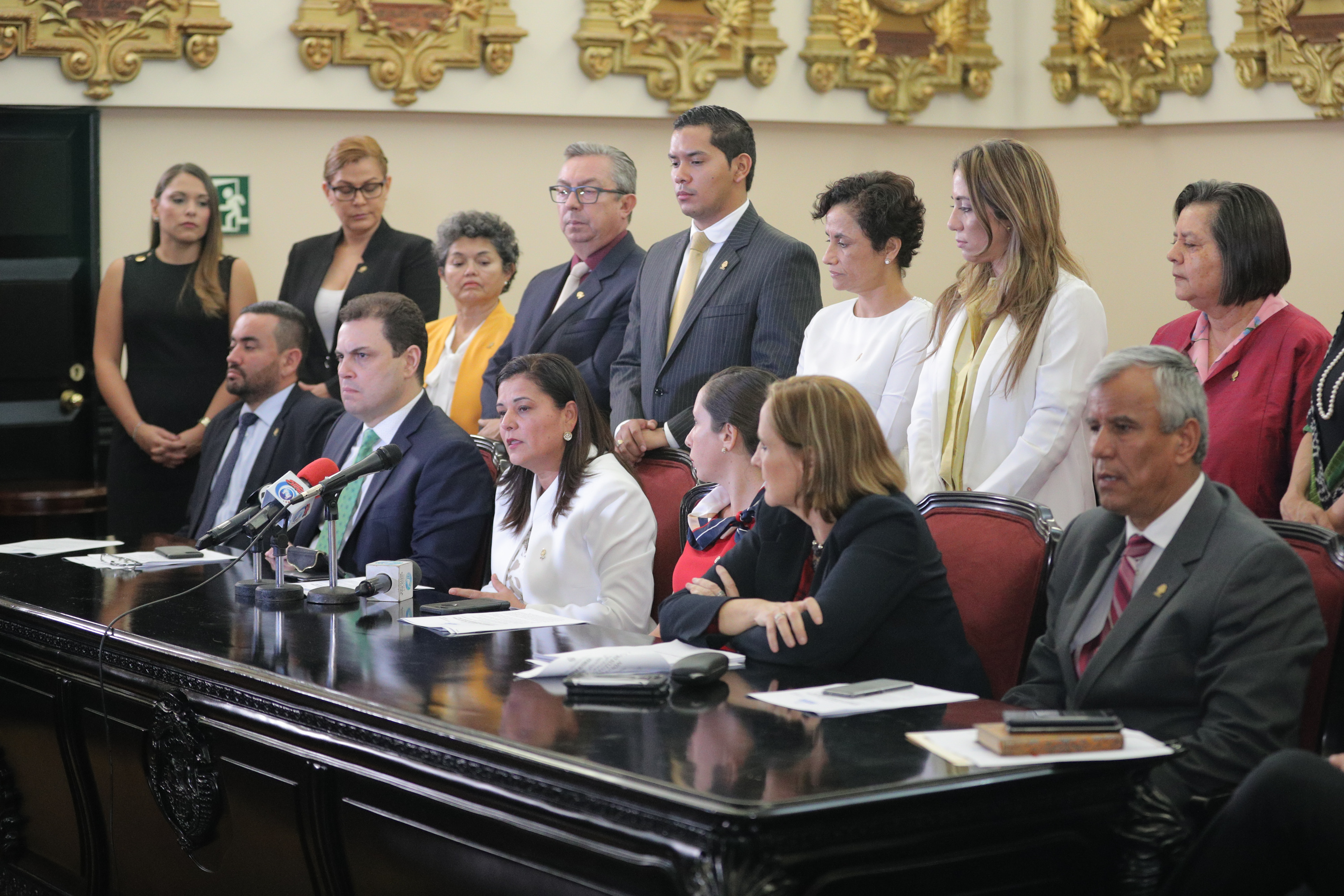 15/11/2018. San Jose, Asamblea Legislativa. Sesion del Plenario Legislativo. En la foto grupo de diputados presentan proyecto de acuerdo legislativo. Foto Jeffrey Zamora