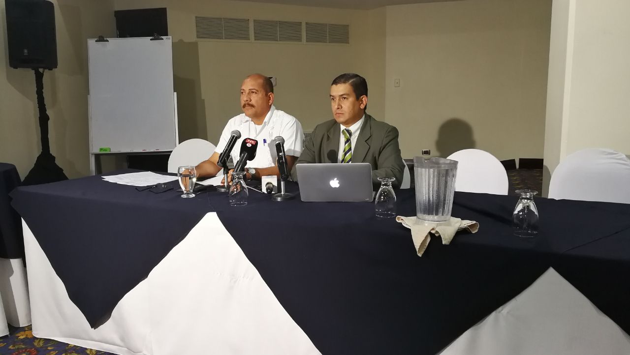 El vocero Rouland Jiménez y el abogado Jerry Campos expusieron, en conferencia de prensa, las críticas del Frente Nacional de Médicos y Cirujanos Privados y de la CCSS a la ley aprobada por los diputados a finales de marzo.
