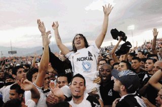 Yosimar Arias es alzado en hombres por seguidores de Brujas en la celebración del primer título nacional de futbol para este equipo. | MARIO ROJAS