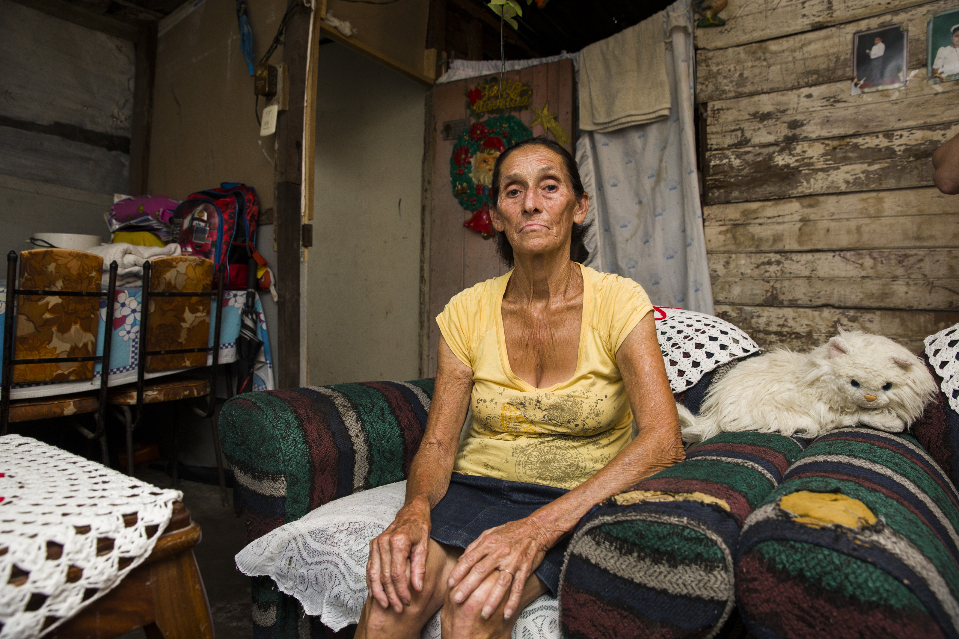25/10/2018. Tirrases, Curidabat, San José, Costa Rica. Miriam Ramirez no tiene pension por lo que vive con sus hijas. Fotografía: Alejandro Gamboa Madrigal
