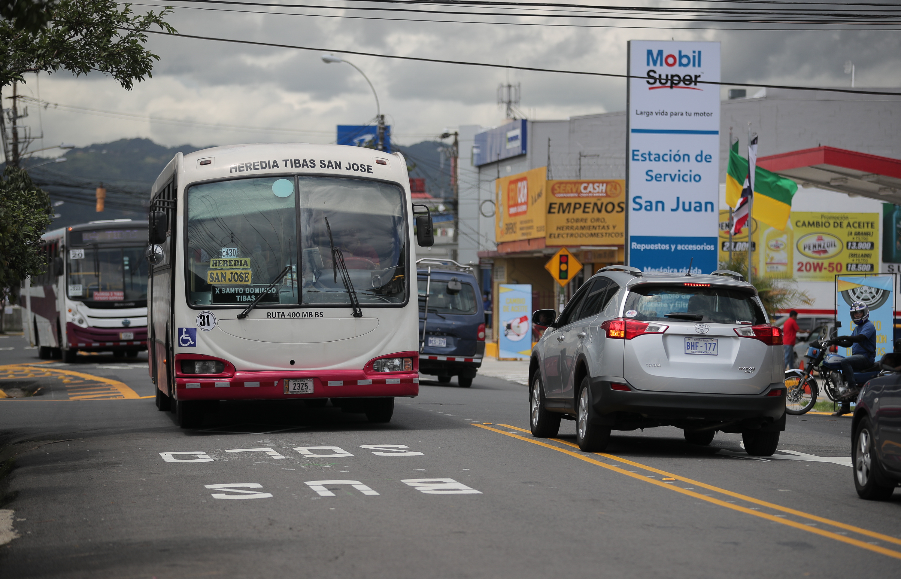 12/8/2017. Tibas. Primer dia que se implementa oficialmente el carril exclusivo para autobuses por el centro de Tibas, en el trayecto de San Jose a Santo Domingo. foto jeffrey zamora