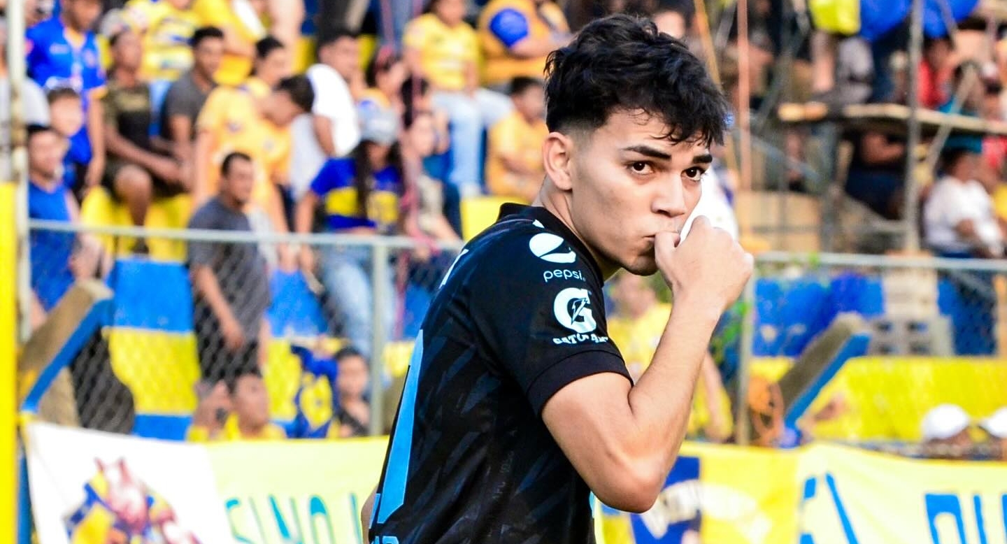 Leonardo Menjívar convirtió su primer gol con Alianza, un equipo tradicional de El Salvador. Él es ficha de Liga Deportiva Alajuelense.