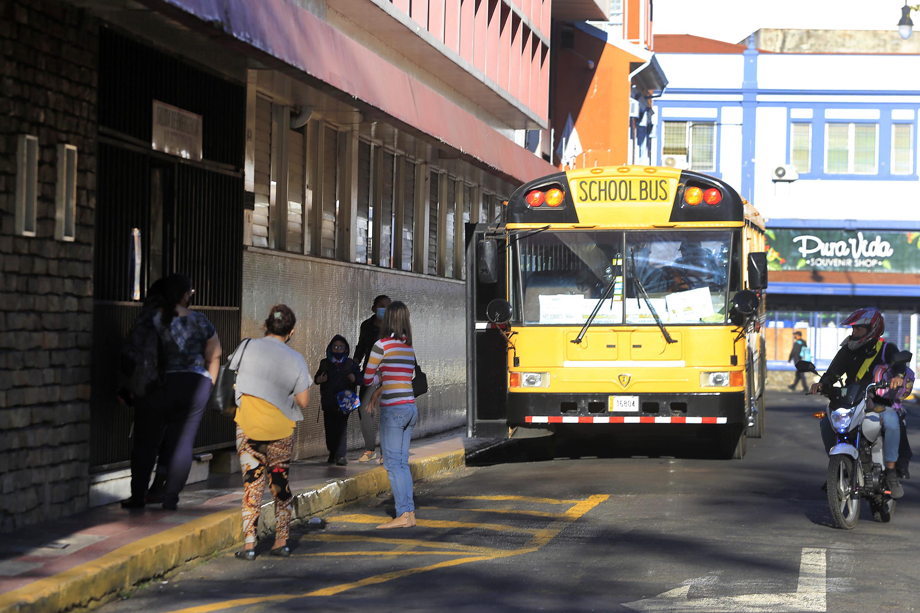 11/03/2021 San José. Busetas de transporte de estudiantes. Buseta y bus de transporte de estudiantes frente a la escuela Unificada República del Perú, Vitalia Madriagal. Foto: Rafael Pacheco