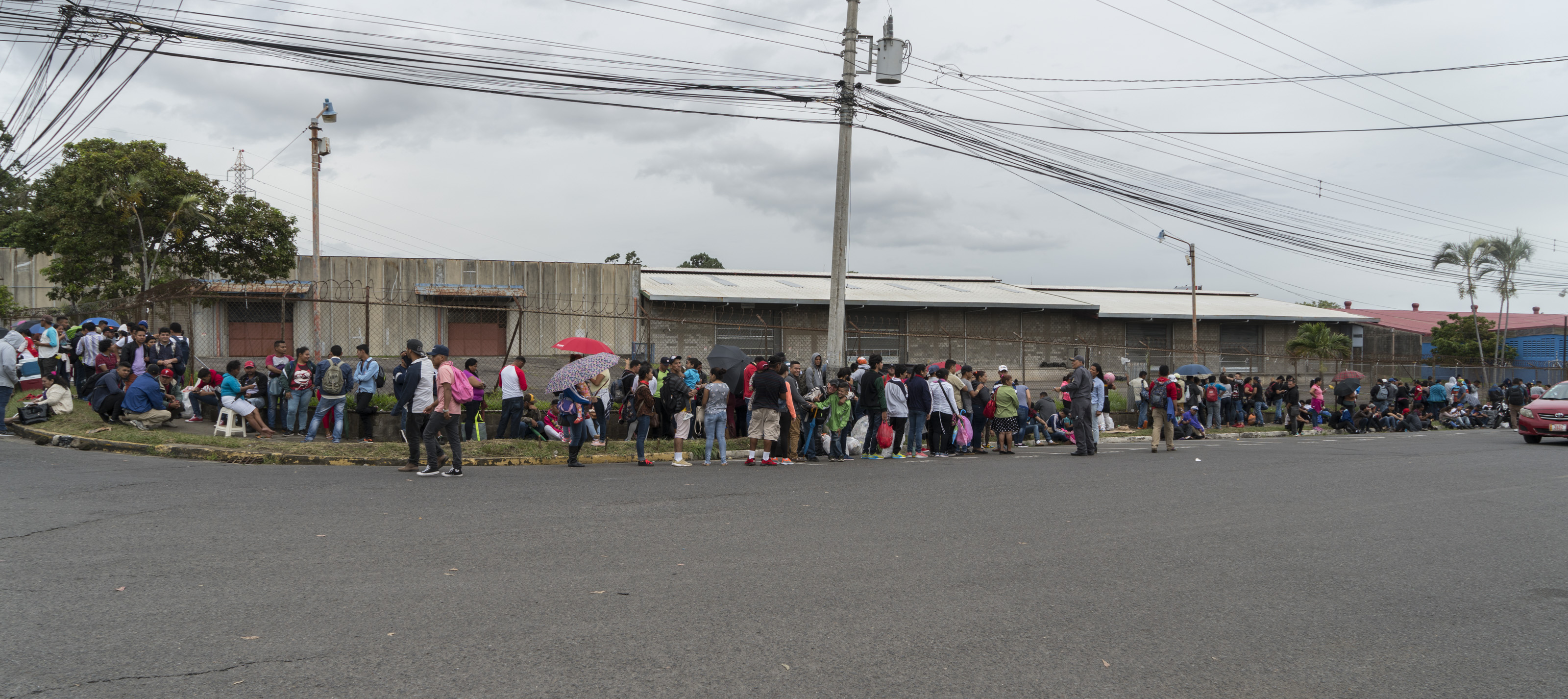 Imagen del 2018 donde nicaragúenses hacen fila en las afueras de Migración para poder obtener una cita.