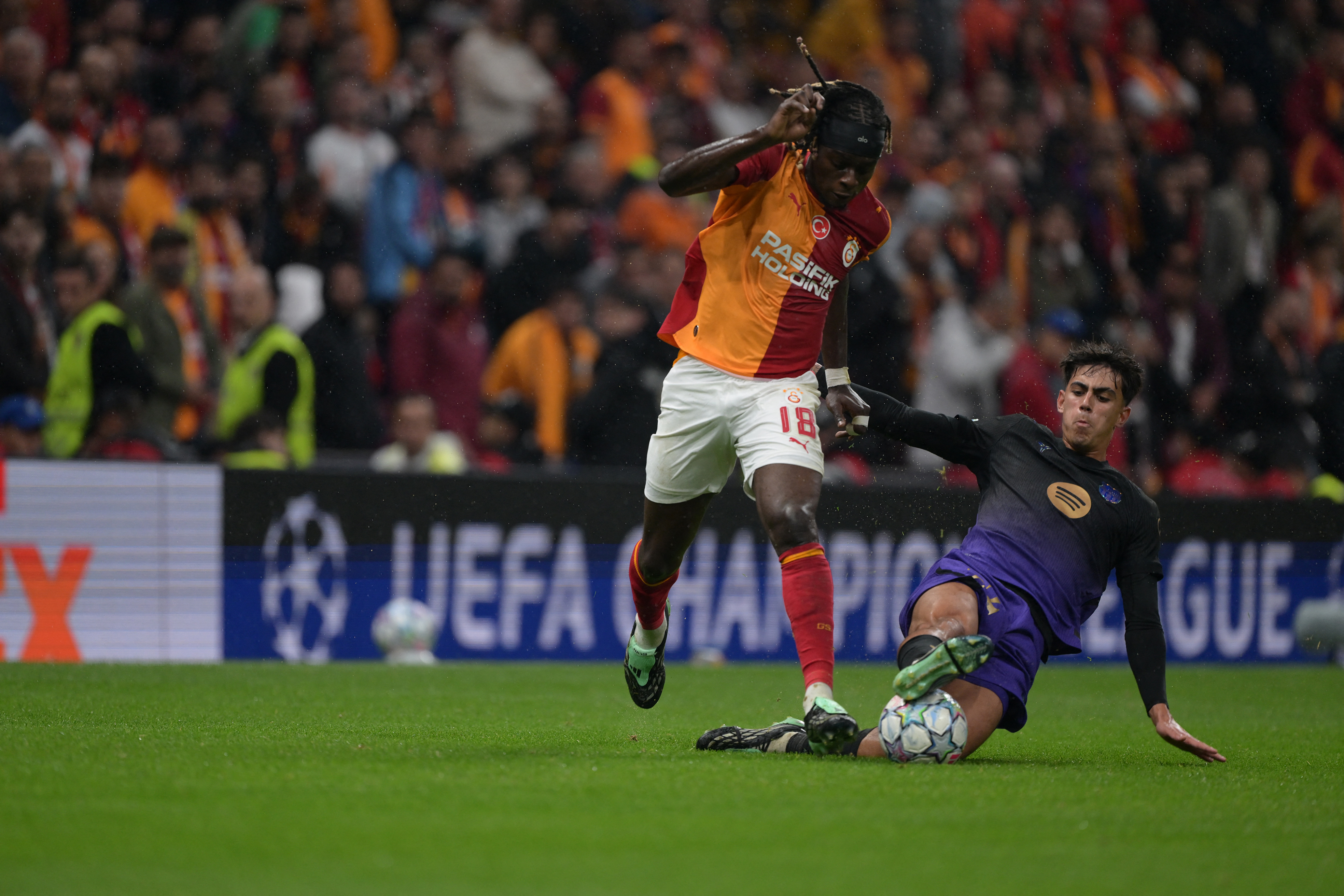 El Galatasaray y el Barcelona protagonizaron un duelo lleno de goles por la Champions; aquí, Lesley Ugochukwu entra con todo al balón.