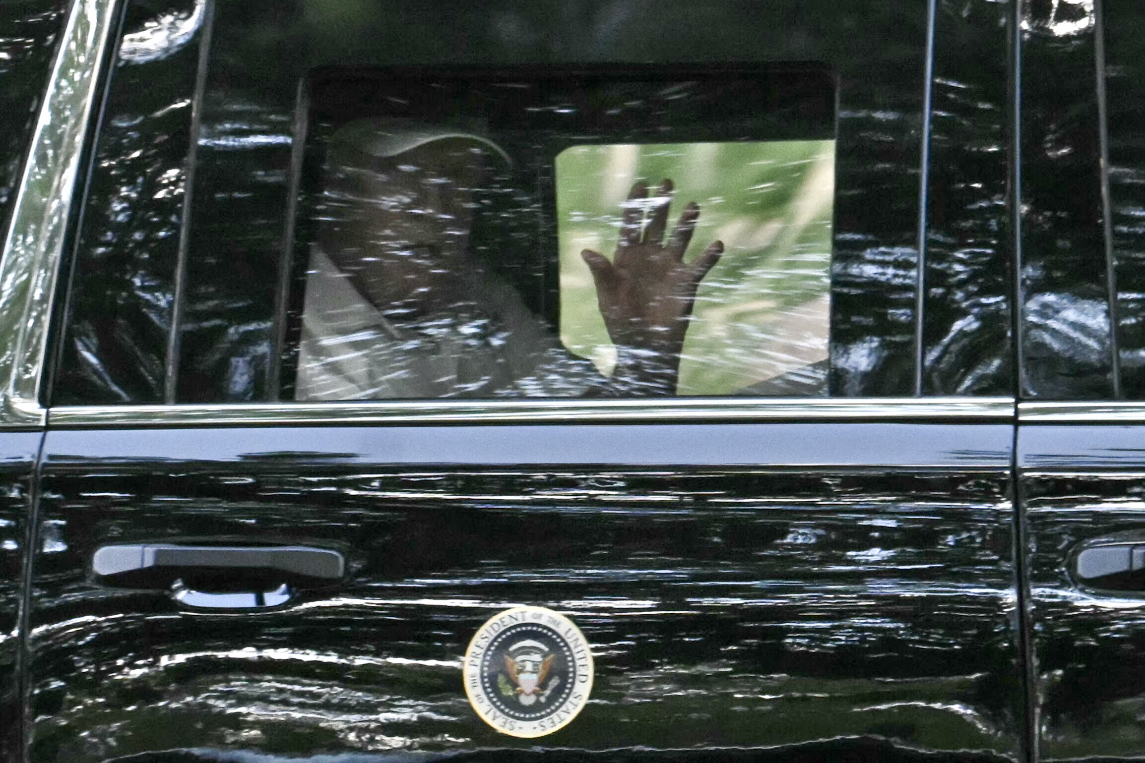 El presidente de Estados Unidos, Donald Trump, al salir del Trump National Golf Club este lunes en Washington, D. C., de regreso a la Casa Blanca. Fotografía: